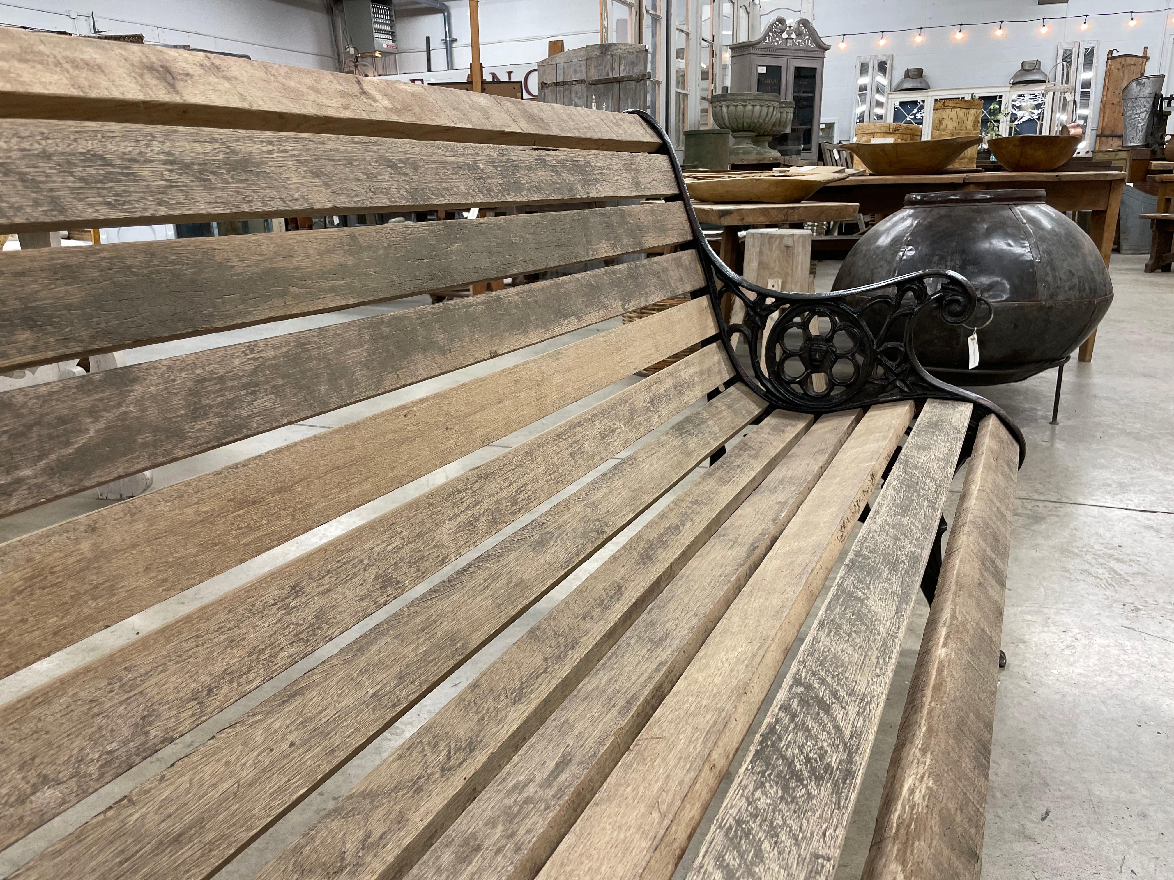 Antique English Edwardian Slatted Garden Bench In Good Condition In Calgary, Alberta