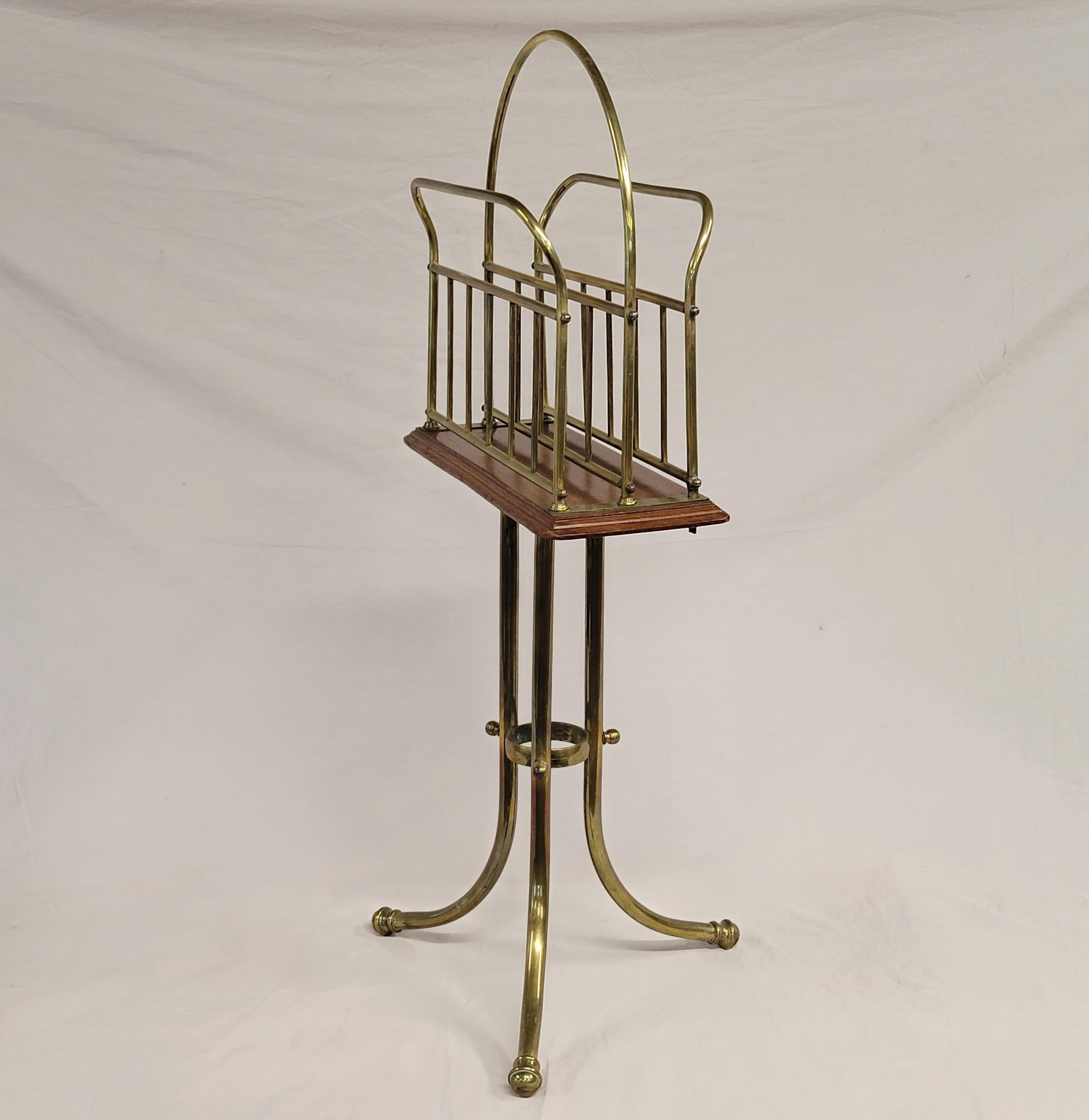 Un antico e affascinante portariviste in piedi in Oak Oak e ottone. L'ottone e il legno hanno una bella patina invecchiata. Tutti gli elementi sono intatti e il rack è funzionante. Sul lato inferiore è stampigliato Hall Bm. Piccole imperfezioni
