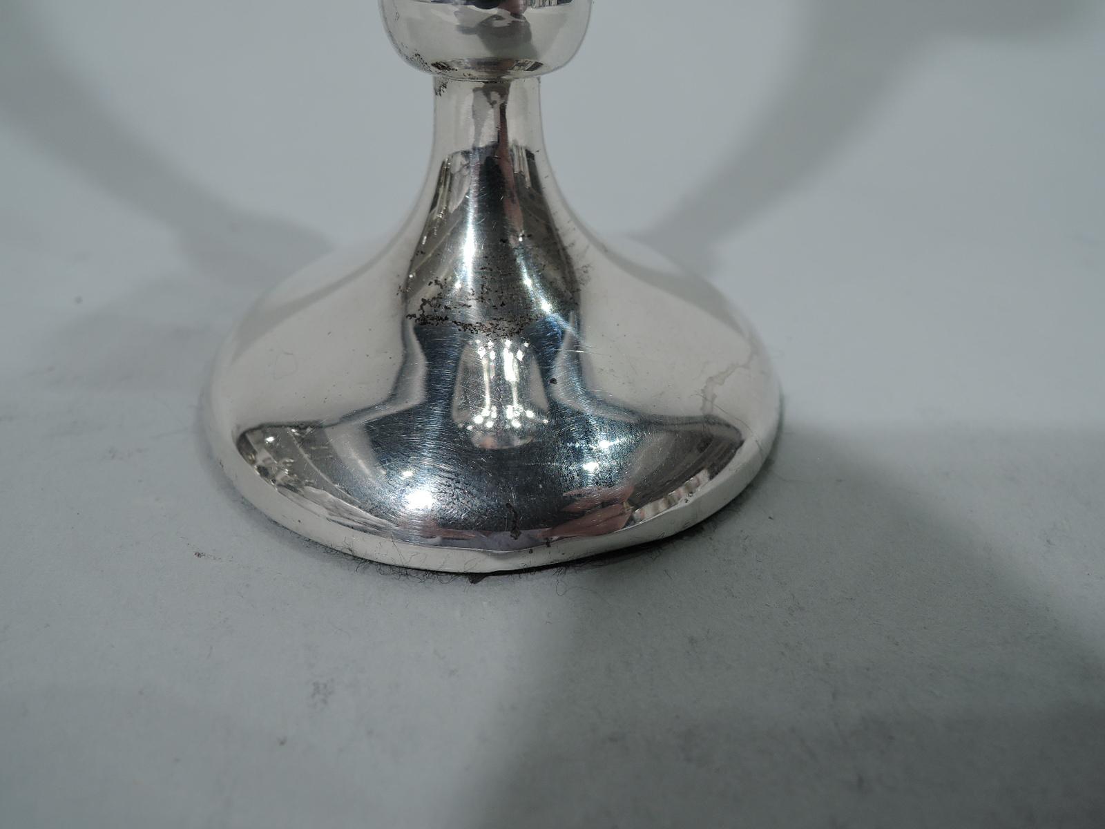 Antique English Edwardian Sterling Silver Bud Vase In Excellent Condition In New York, NY