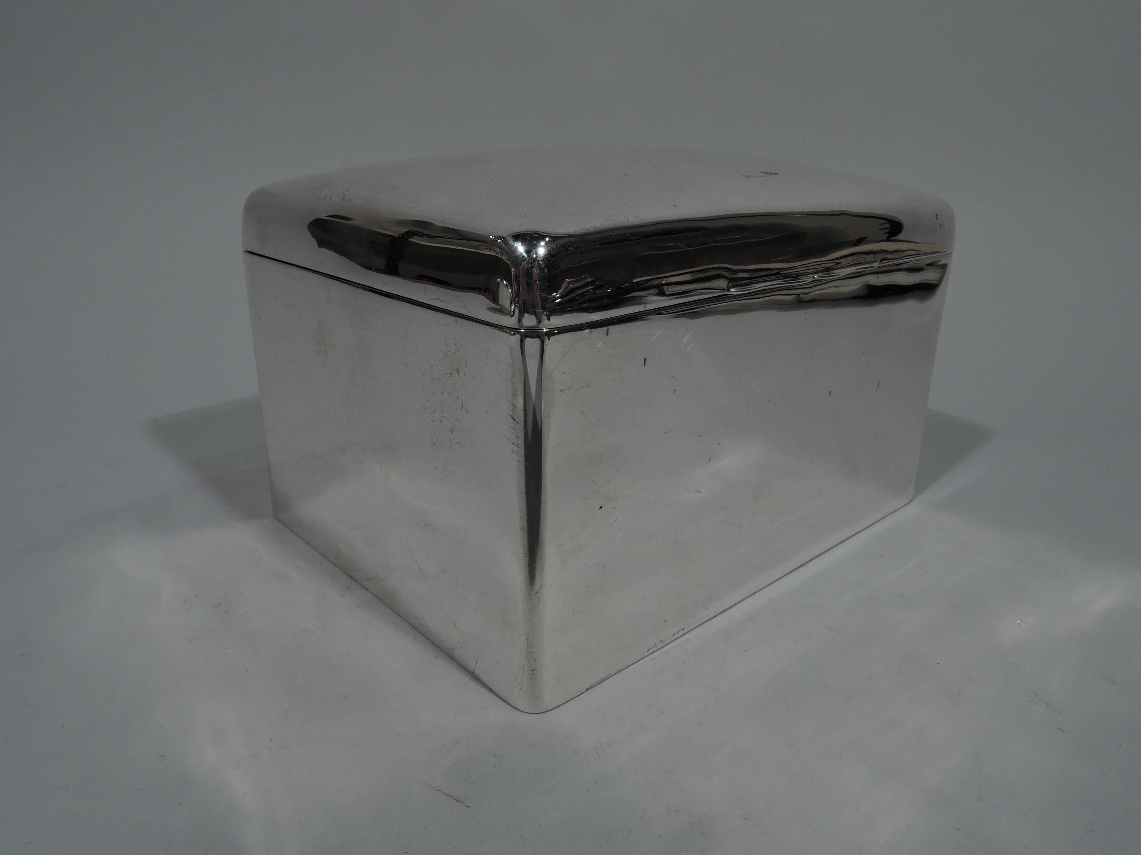 Antique English Edwardian Sterling Silver Casket Box by Walker & Hall In Good Condition In New York, NY