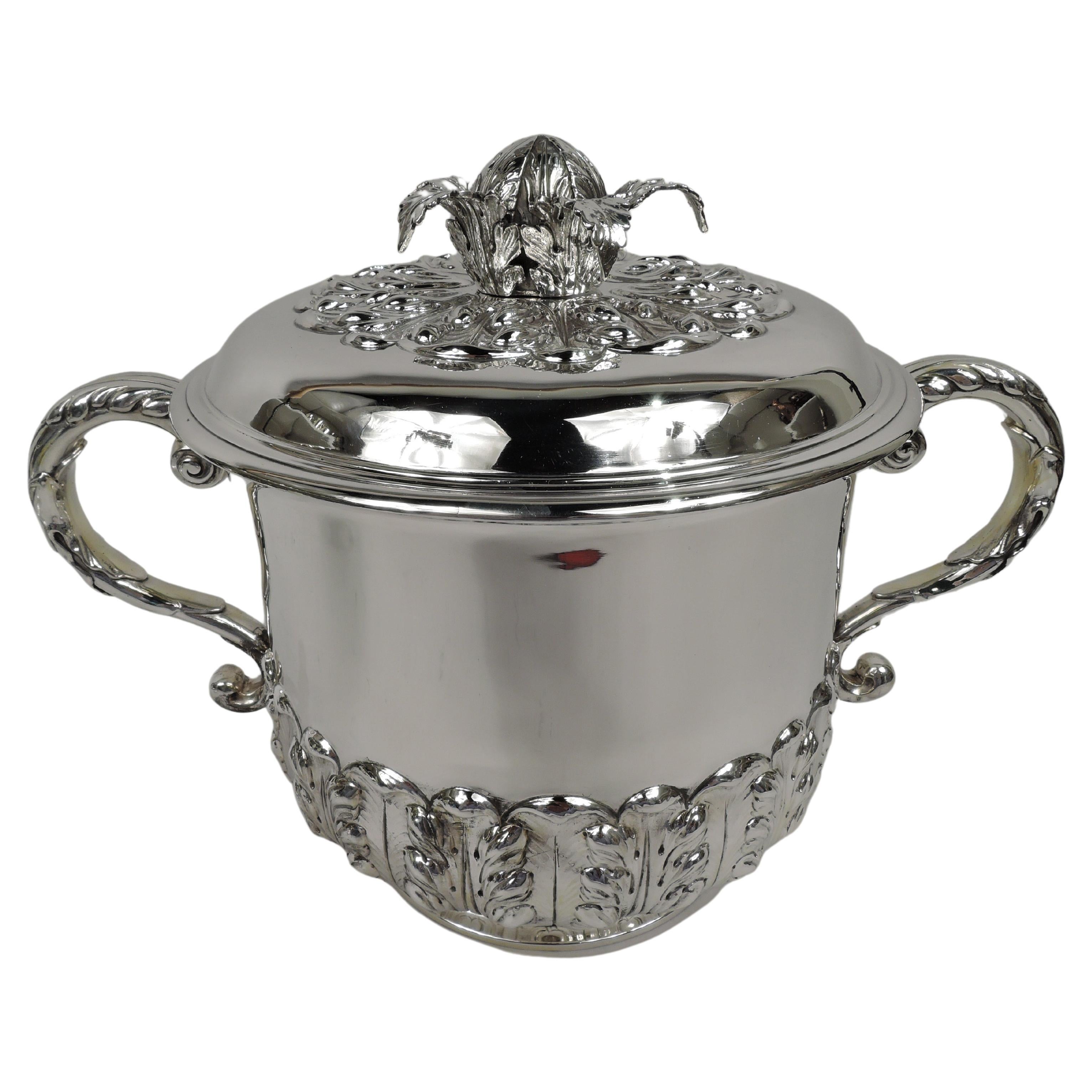 Antiguo trofeo eduardiano inglés de plata de ley con urna cubierta