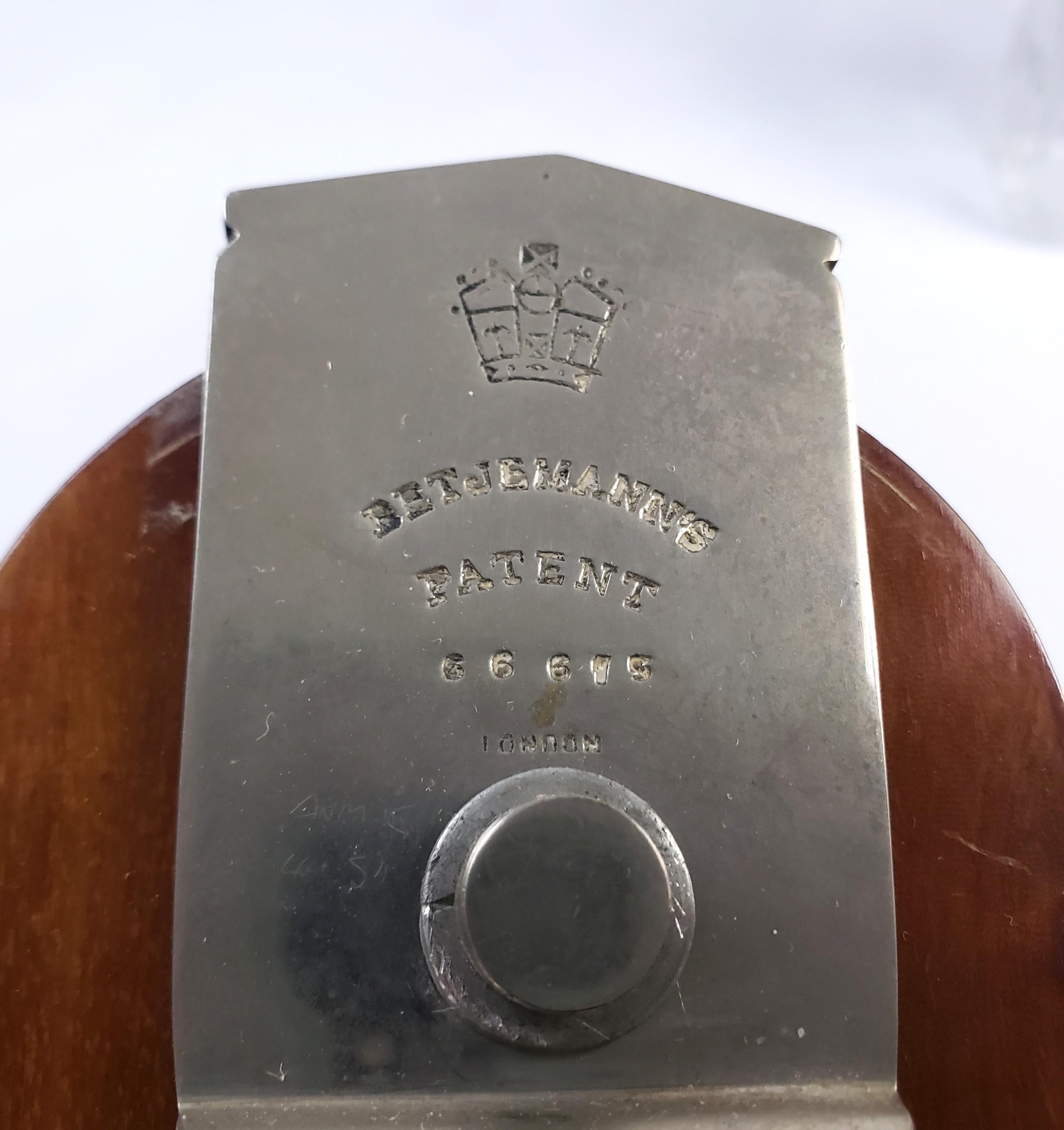Antiguo tántalo inglés eduardiano de dos botellas chapado en madera de nogal y plata en venta 6