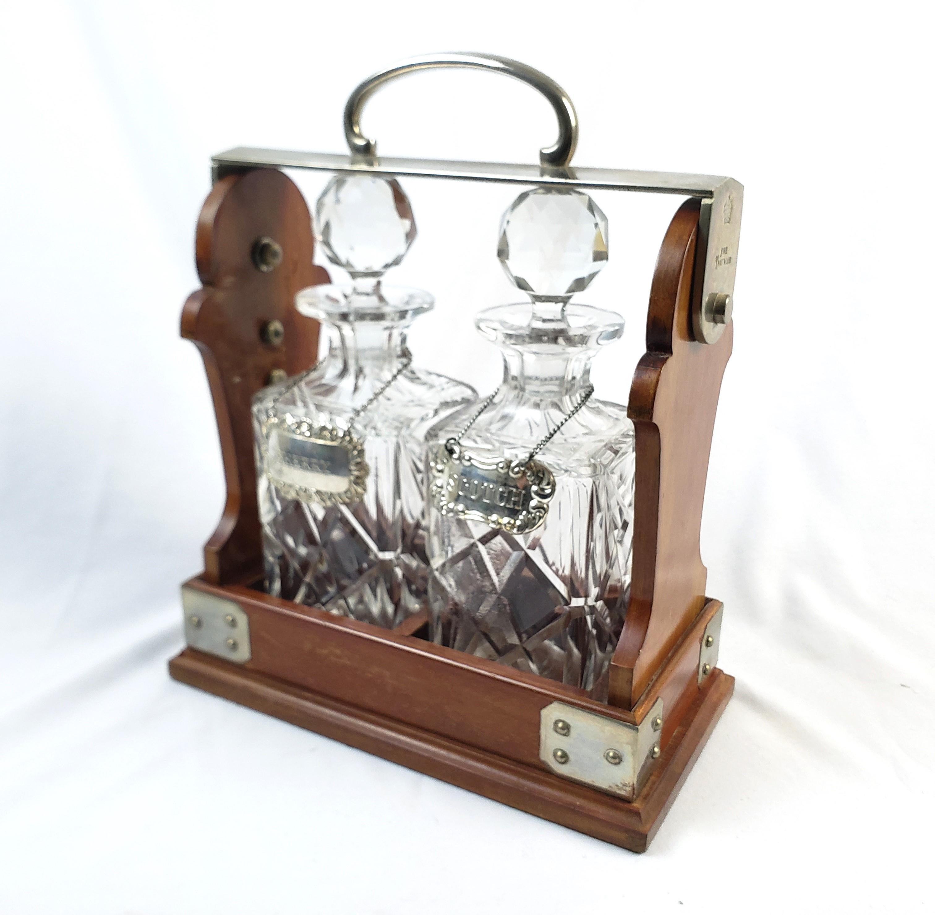 Antique English Edwardian Two Bottle Walnut & Silver Plated Tantalus In Good Condition For Sale In Hamilton, Ontario