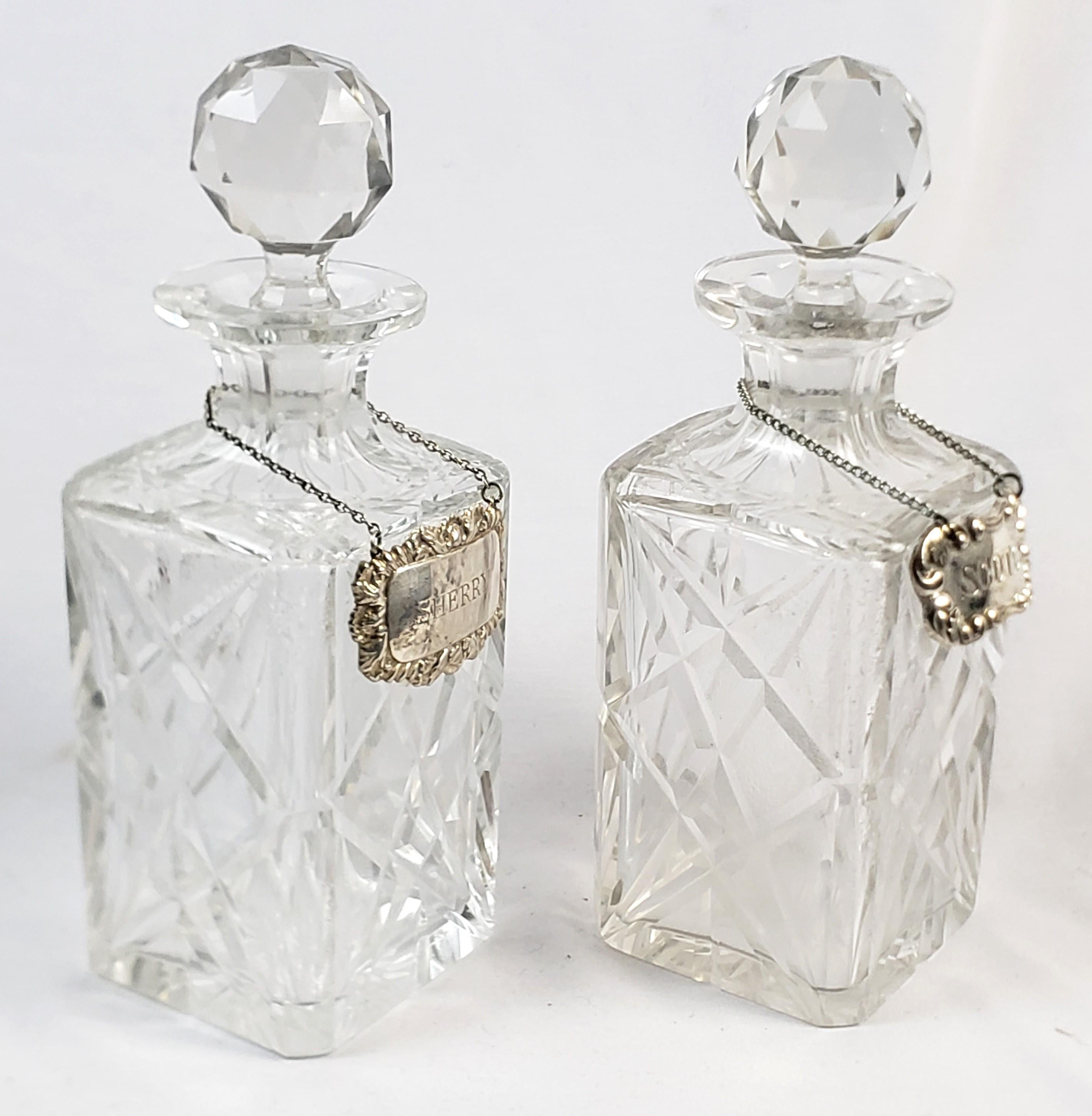 Antiker englischer edwardianischer Tantalus mit zwei Flaschen aus Nussbaum und Silber im Angebot 1