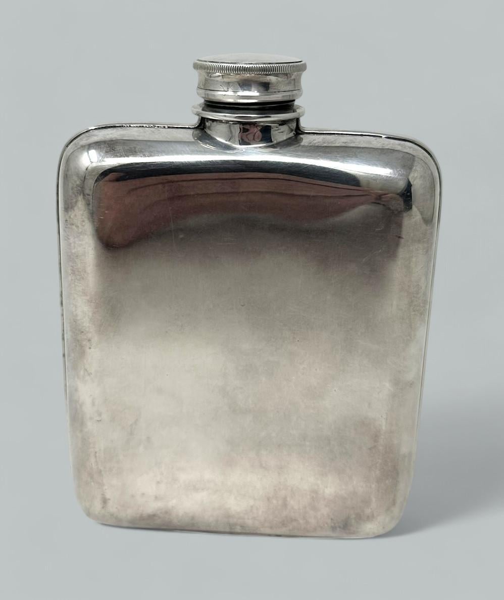 Un ejemplo excepcional de petaca inglesa galvanoplateada para damas o caballeros, de forma típica y proporciones generosas. Producido por el conocido herrero de plata James Dixon en Sheffield, Inglaterra. Primer cuarto del siglo XX.  

Completa con