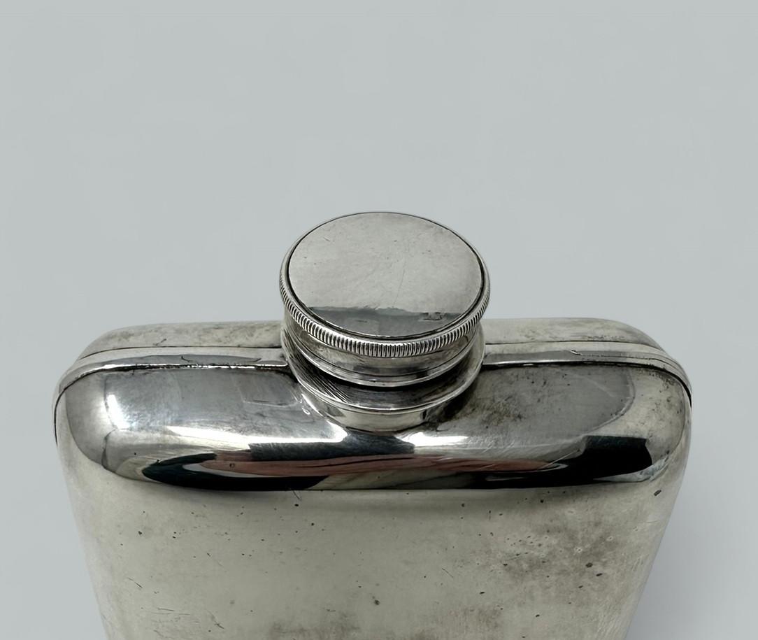 Antigua petaca inglesa para bebidas espirituosas con baño de plata James Dixon Años 20 Británico en venta