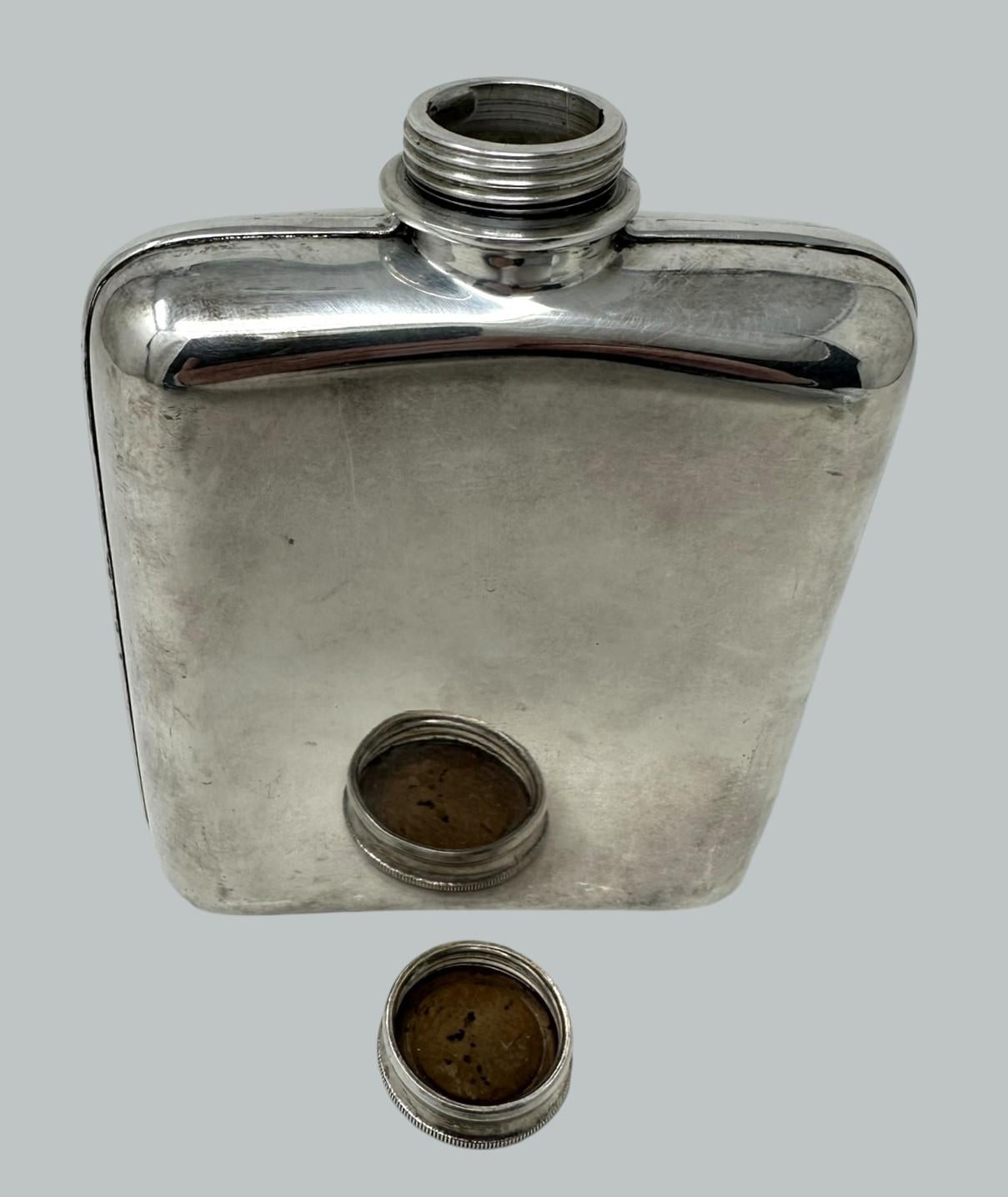 Antigua petaca inglesa para bebidas espirituosas con baño de plata James Dixon Años 20 Vaciado en venta