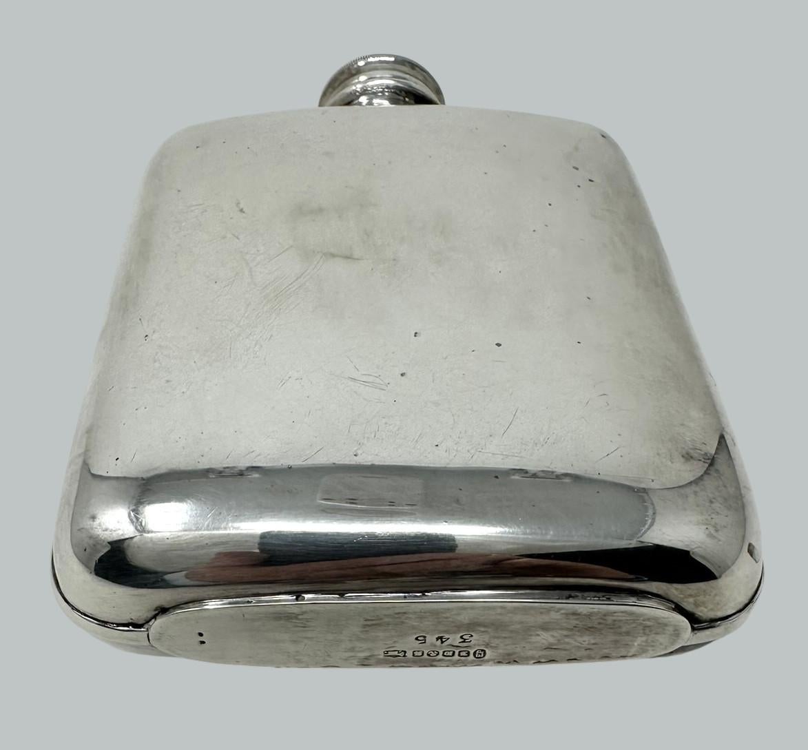 Antigua petaca inglesa para bebidas espirituosas con baño de plata James Dixon Años 20 Chapado en plata en venta