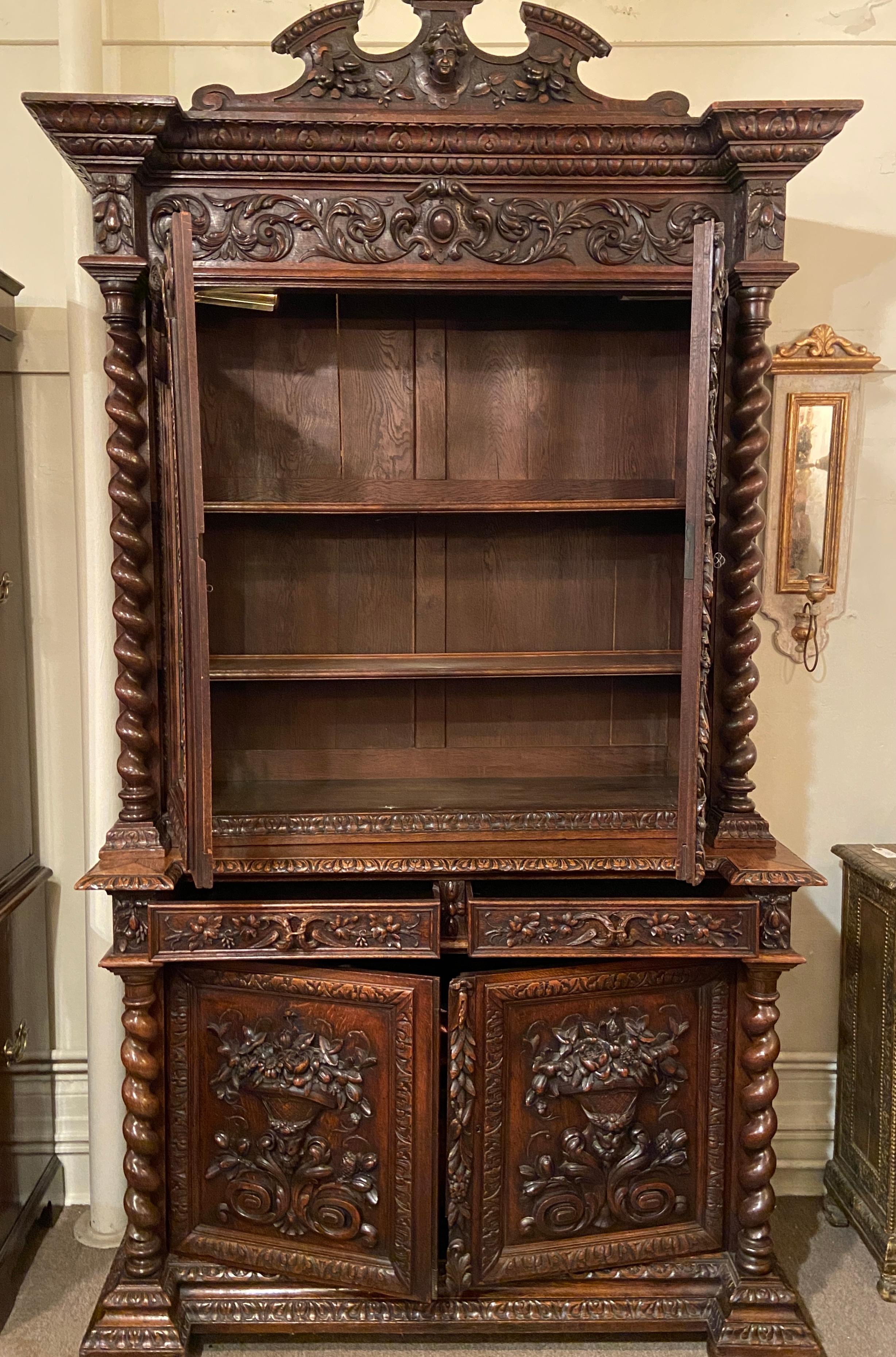 Antique cabinet anglais élisabéthain en chêne richement sculpté avec des portes en verre plombé, Circa 1860.