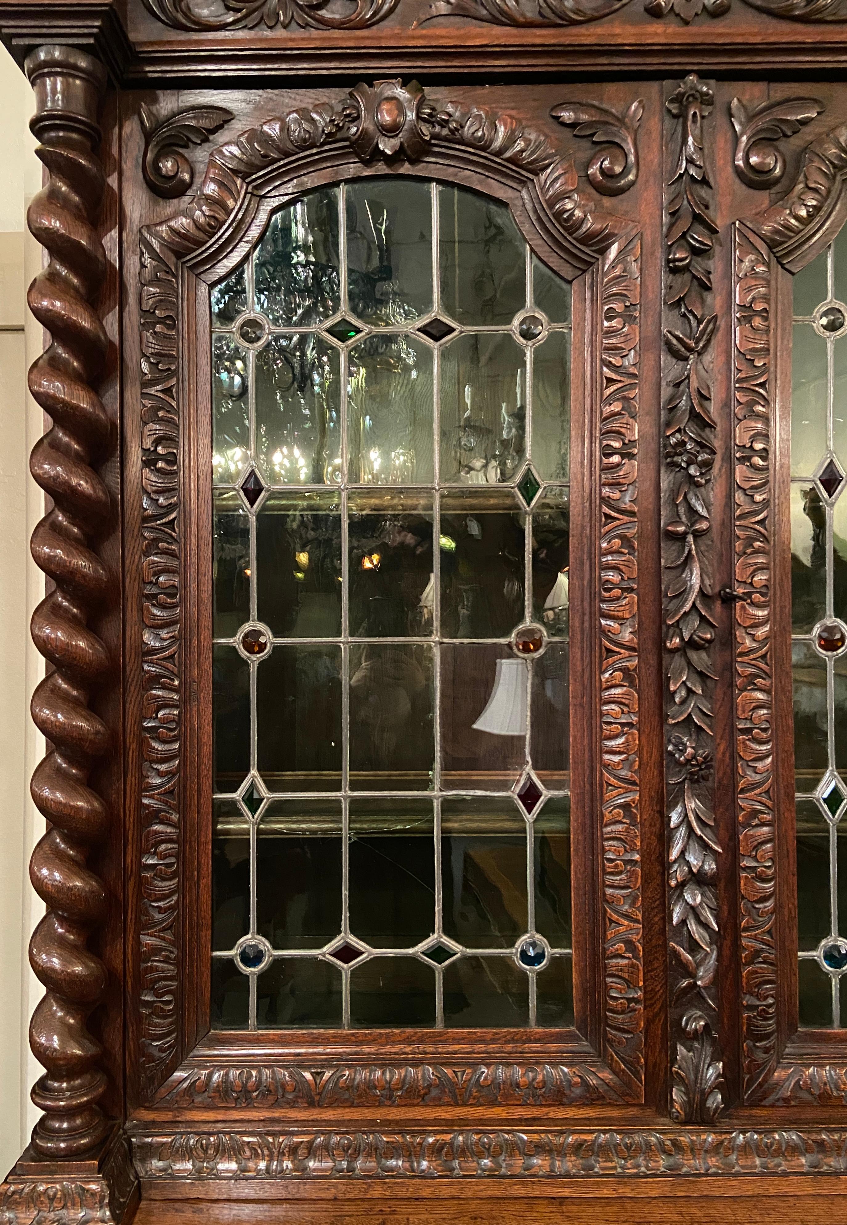 Élisabéthain Ancienne armoire élisabéthaine anglaise en chêne sculpté avec portes en verre au plomb, vers 1860 en vente