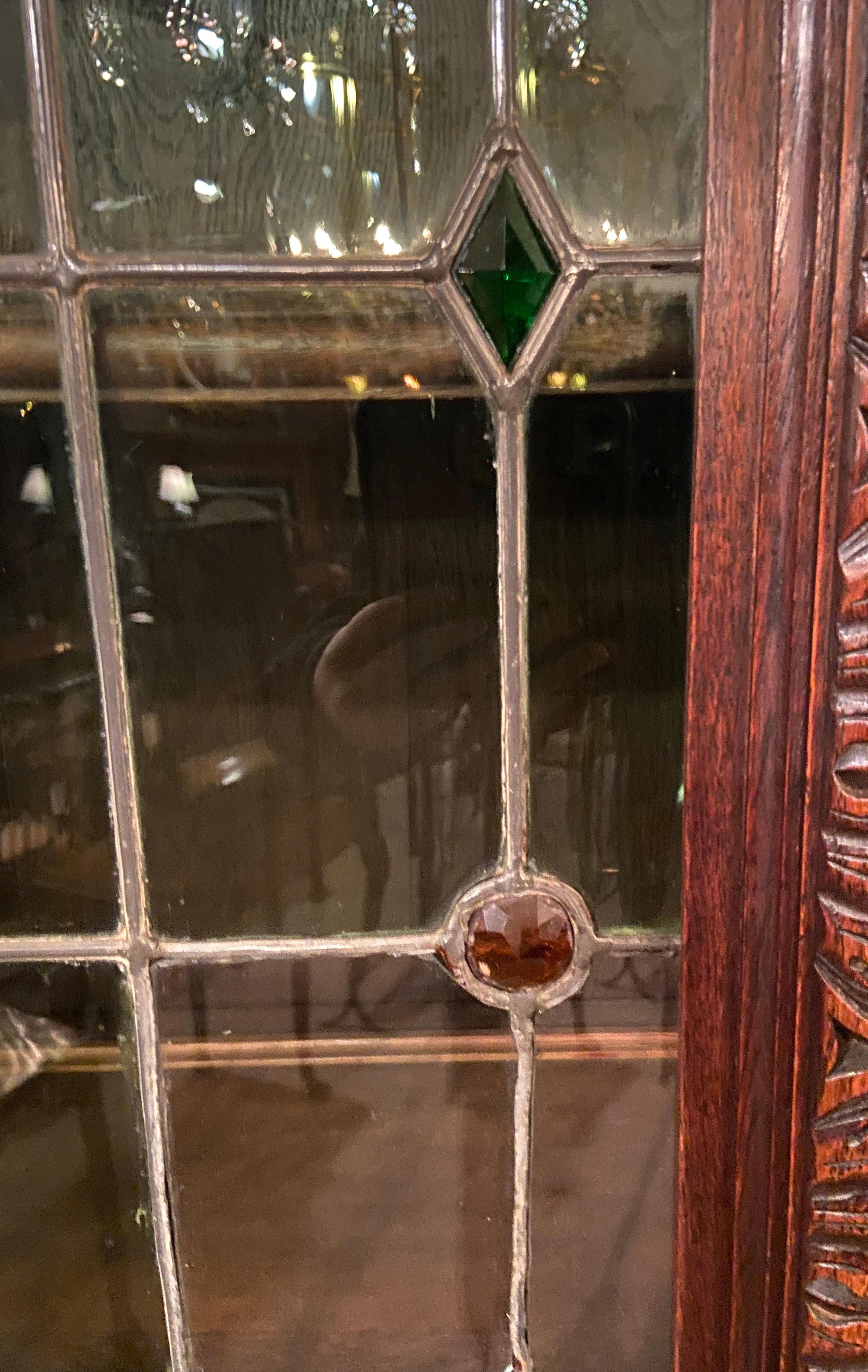 Anglais Ancienne armoire élisabéthaine anglaise en chêne sculpté avec portes en verre au plomb, vers 1860 en vente