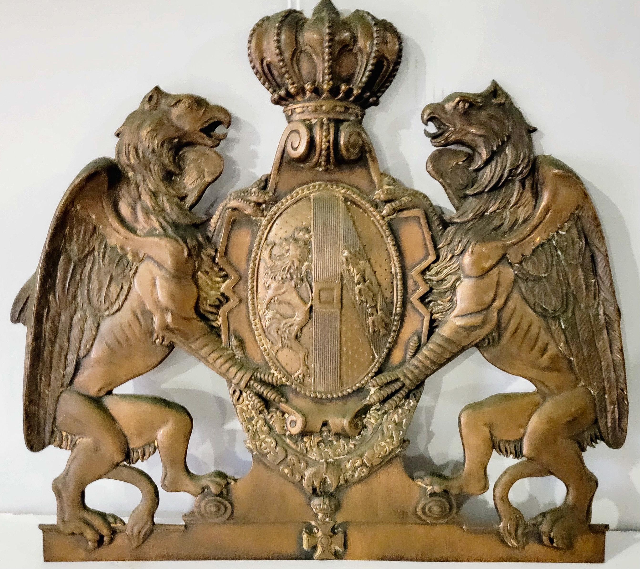 Antique English Embossed Copper Armorial Wall Plaque In Good Condition In Kennesaw, GA