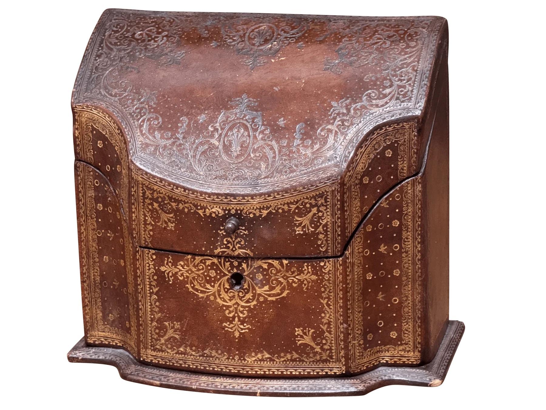 Antica scatola da lettere in pelle goffrata inglese. C. 1900. Scatola decorativa con interno in broccato di seta e dettagli dorati all'esterno.

