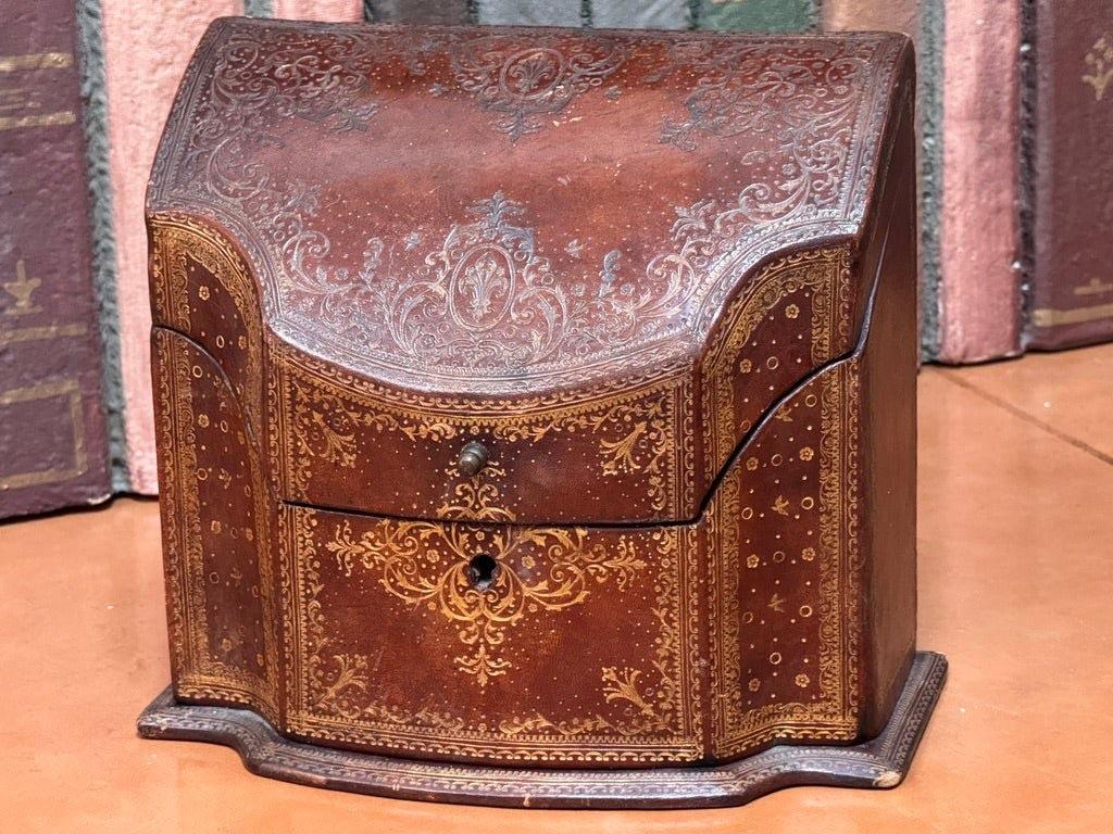 Inglese Antica cassetta delle lettere inglese in pelle goffrata. C. 1900 in vendita