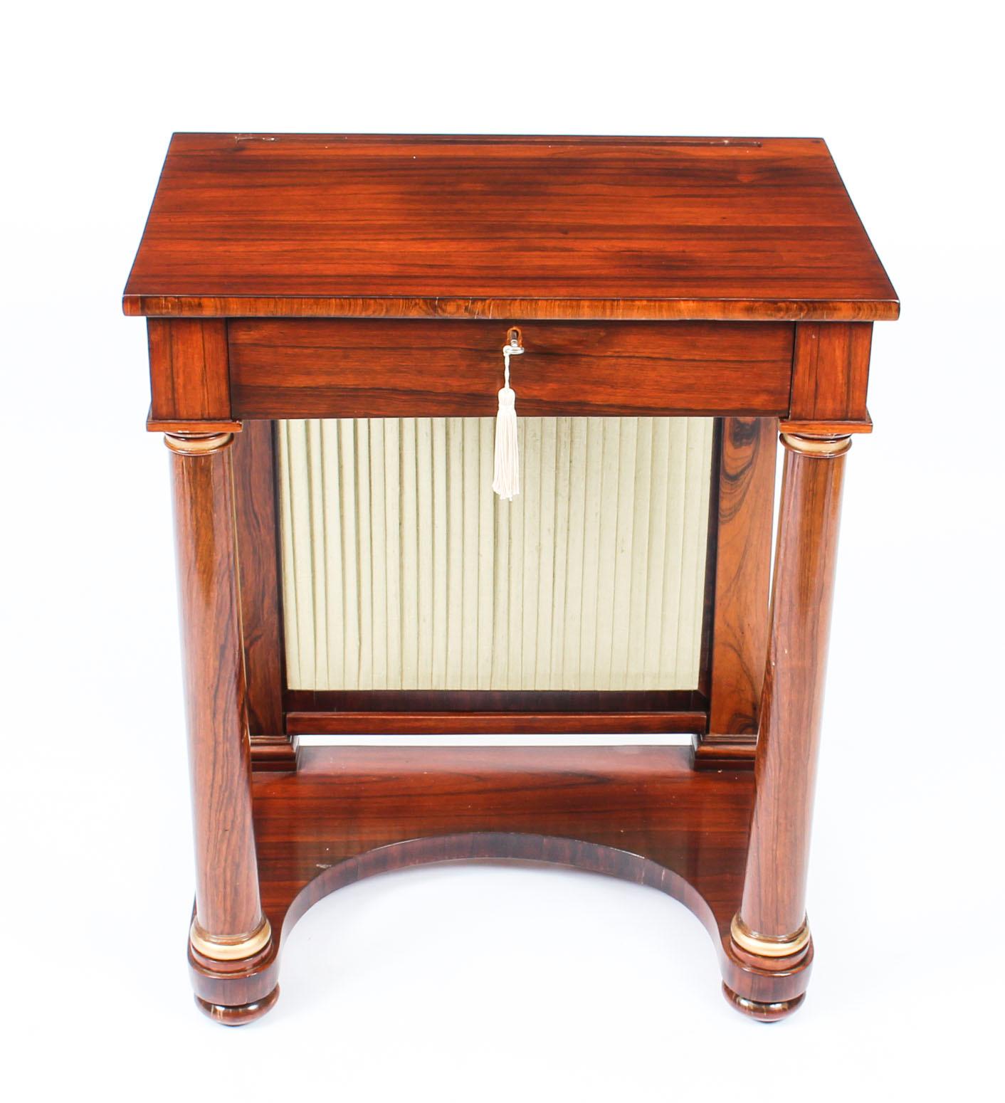 Si tratta di una bellissima consolle inglese Impero Gonçalo Alves di piccole dimensioni, con vetrino per la scrittura integrato e cassetto per le penne, datata circa 1820.

Questo tavolo a doppio uso ha un cassetto sopra una coppia di eleganti