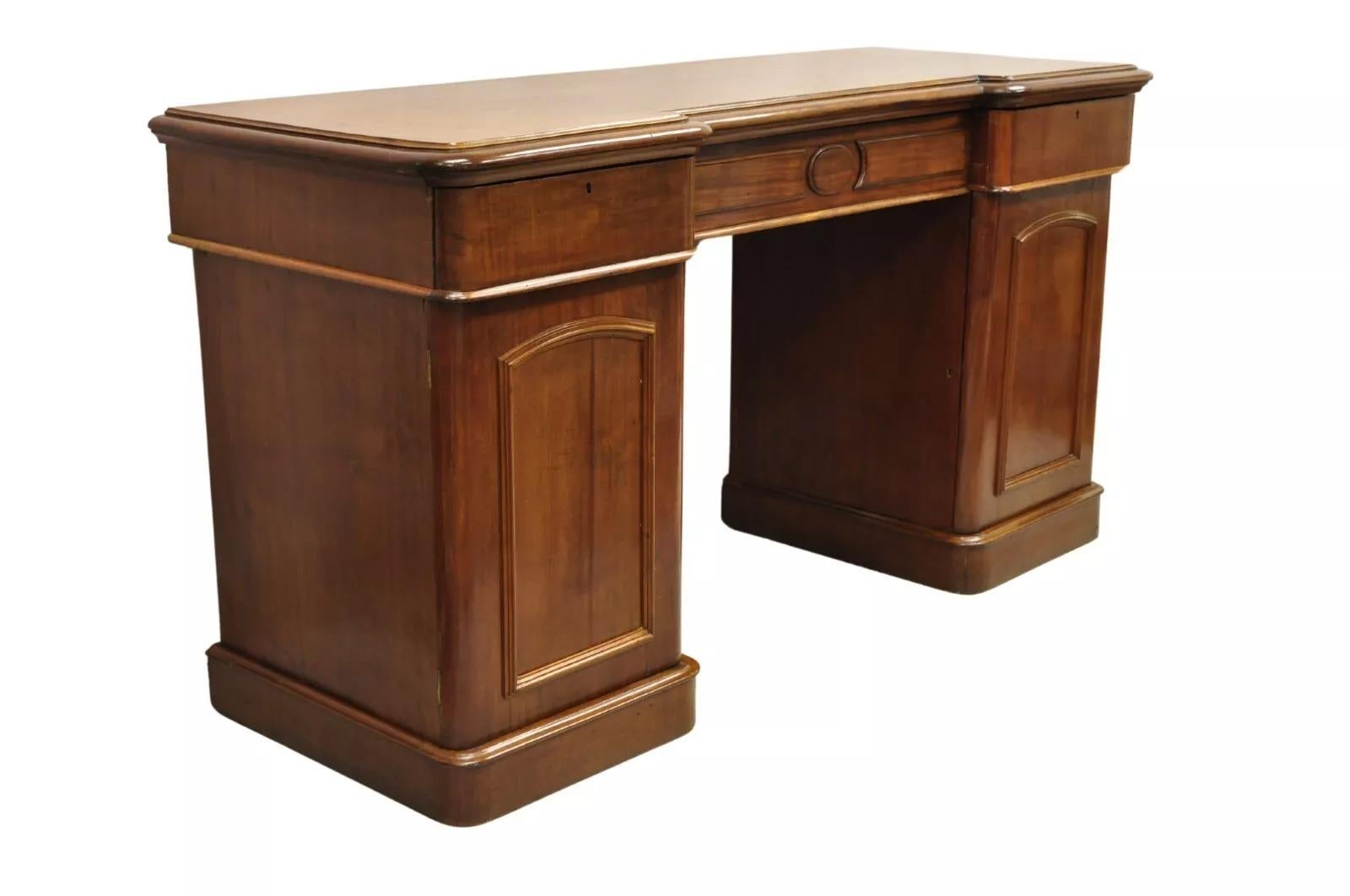 Antica credenza inglese Impero in mogano a 3 piedistalli con cassetti. L'articolo presenta una struttura in tre parti con incastro a coda di rondine a mano, ante con serratura laterale, senza chiave ma sbloccate, bellissime venature del legno, due