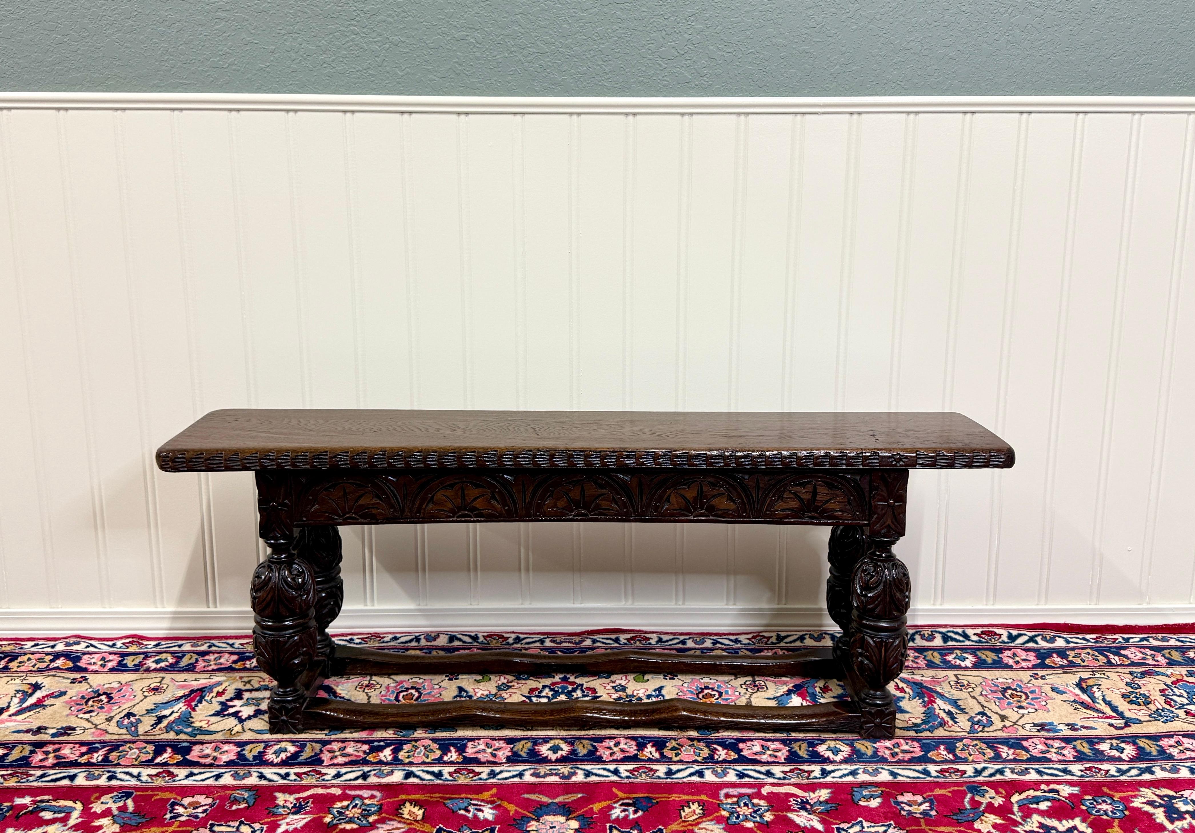 Magnifique siège de fenêtre ou banc de bout de lit en chêne sculpté anglais ancien 

Pièce décorative classique de style britannique~~NICELY CARVED bulbous cup and cover legs with wavy double stretcher !

Parfait comme siège de salon, siège de