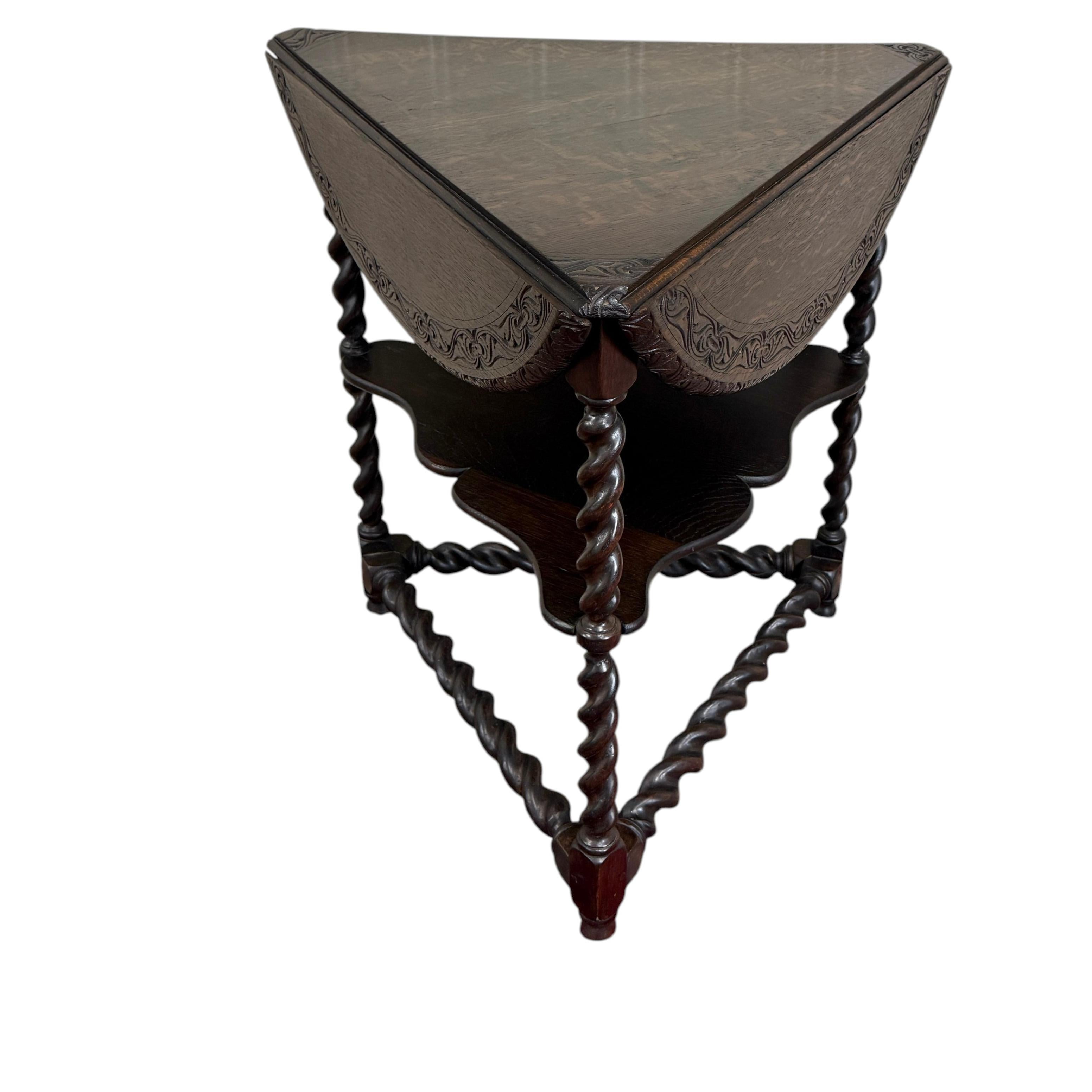 Antigua Mesa Auxiliar Inglesa de Hoja Caída Tallada en Roble c. 1900 en venta