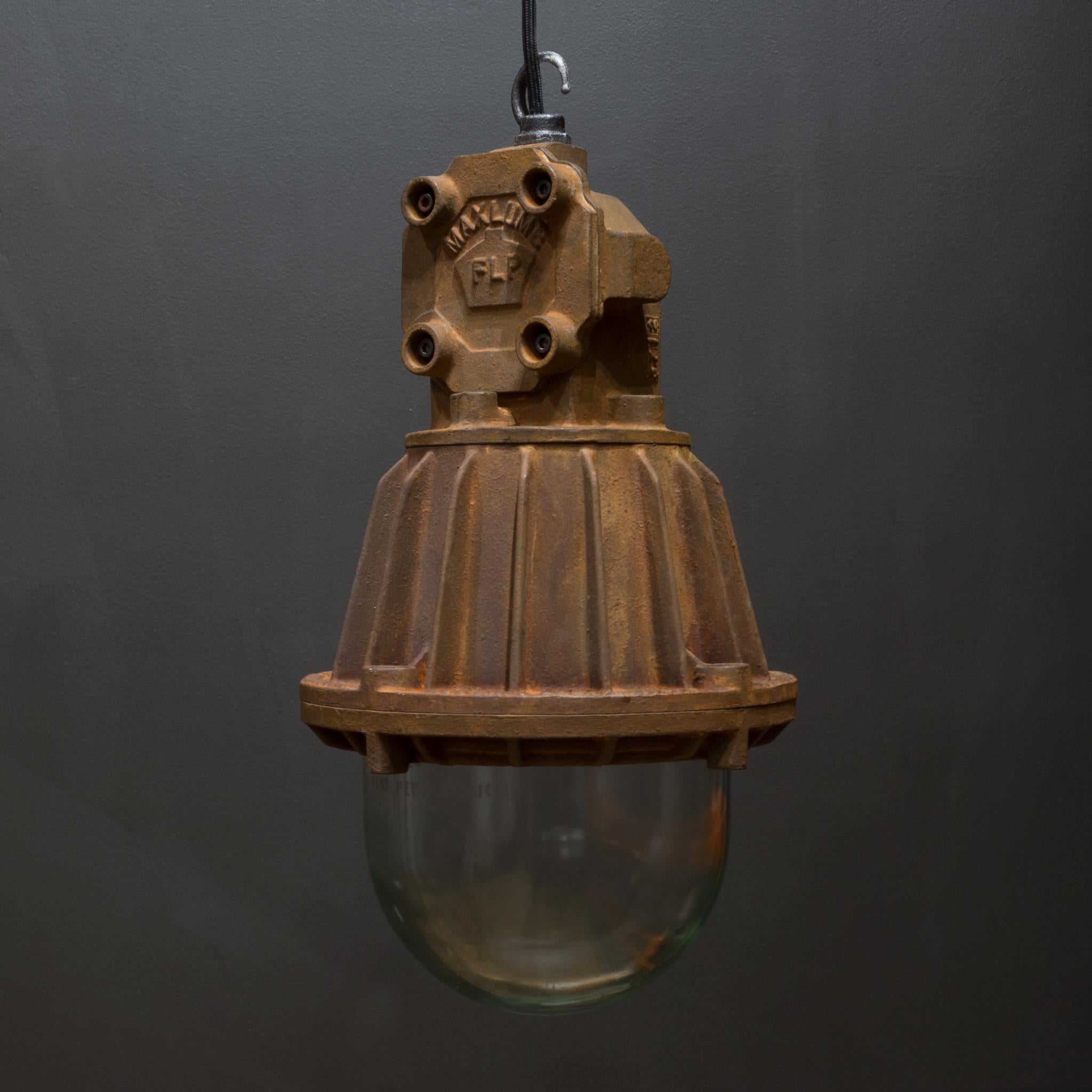 À propos de

Une lampe suspendue industrielle anglaise originale en acier moulé lourd avec un dôme en verre. Fabriqué au Royaume-Uni par Maxlume, il a été conçu pour être ignifugé car il était suspendu dans des usines hautement inflammables.


