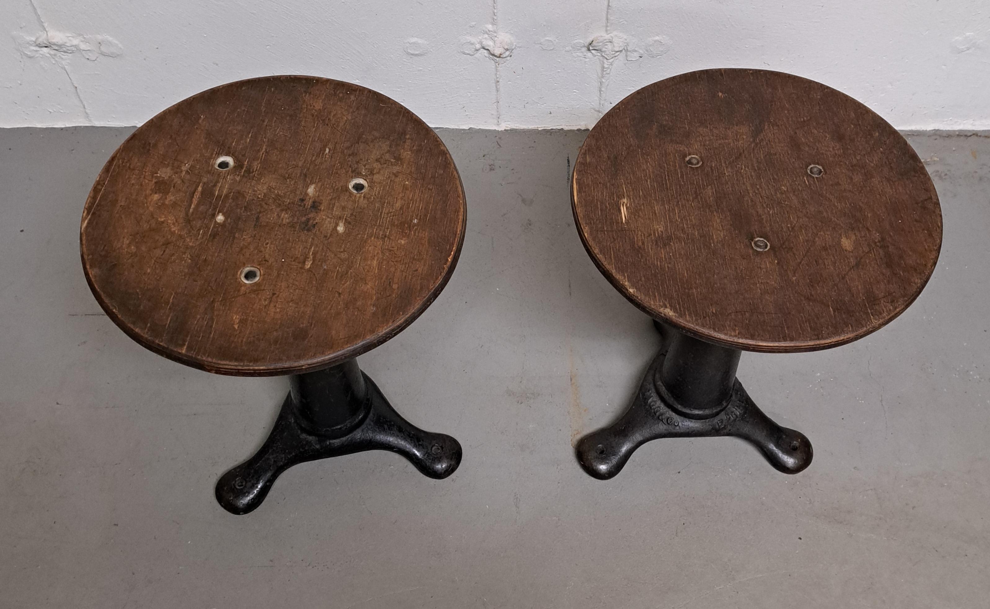 Pareja de taburetes antiguos de fábrica inglesa.  Uno firmado Tagg and Co. Ingenieros New Castle, el otro sin firmar.  La altura del taburete es de 17