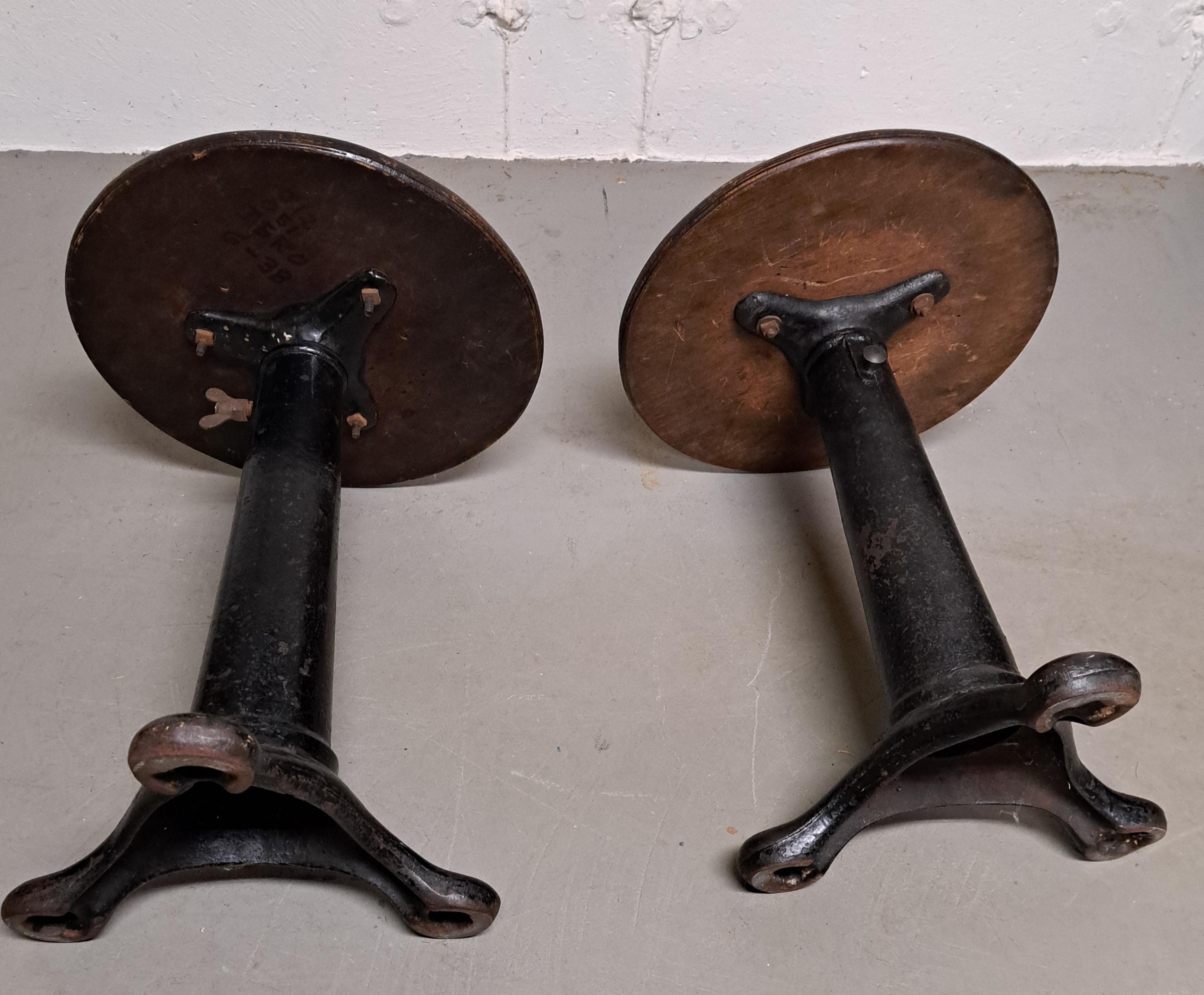 Antiguos taburetes de fábrica ingleses c. 1900 un par Vaciado en venta
