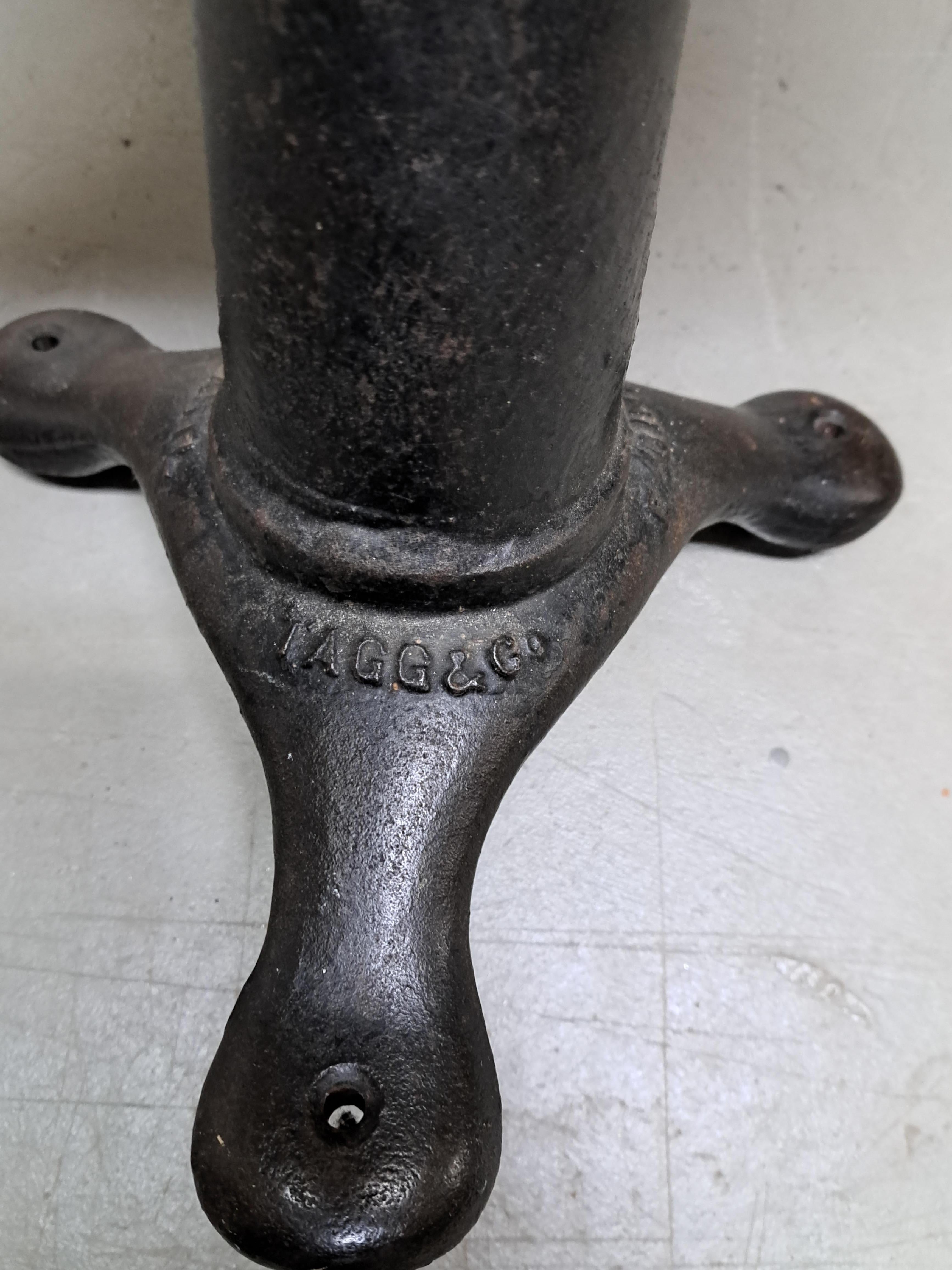Antiguos taburetes de fábrica ingleses c. 1900 un par siglo XX en venta