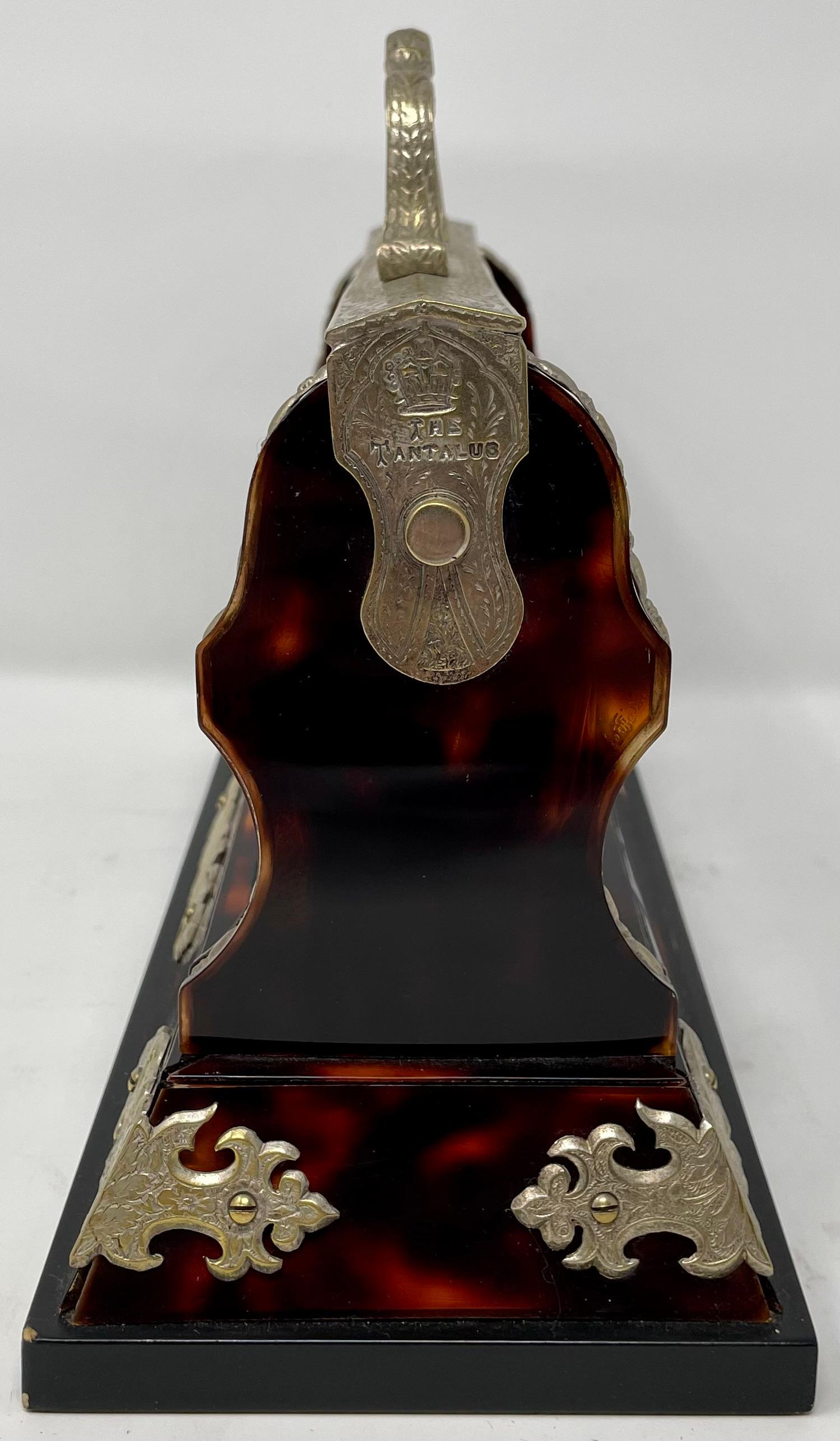 Antiker englischer Tantalus aus Schildpatt und geschliffenem Kristall für Parfüm, um 1900 im Zustand „Gut“ im Angebot in New Orleans, LA