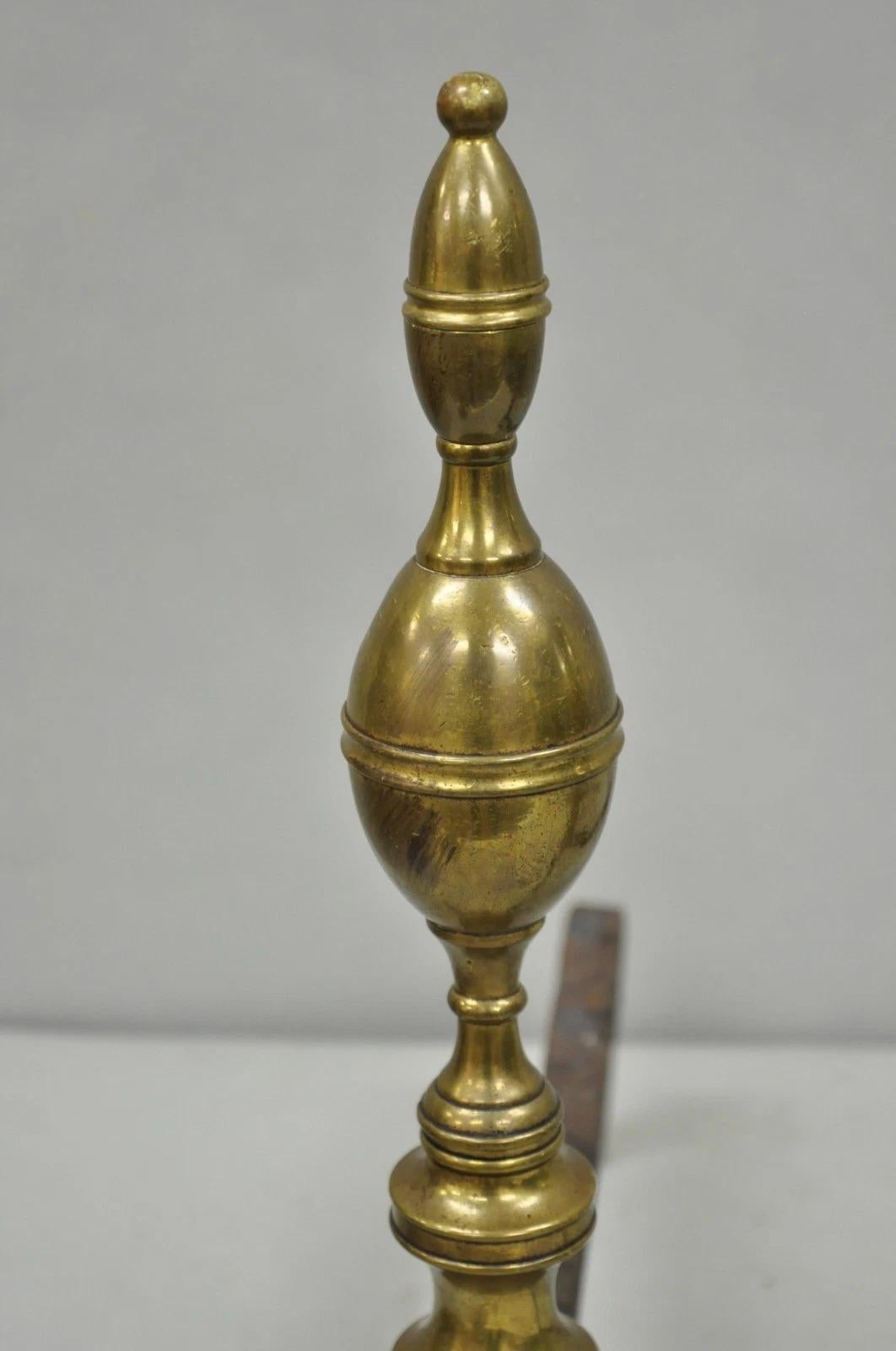 Antiguo Federal Inglés de latón rama de hierro fundido Chimenea Andirons - un par en Bueno estado para la venta en Philadelphia, PA