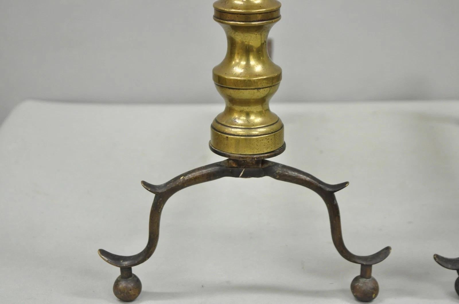 Antiguo Federal Inglés de latón rama de hierro fundido Chimenea Andirons - un par siglo XX en venta