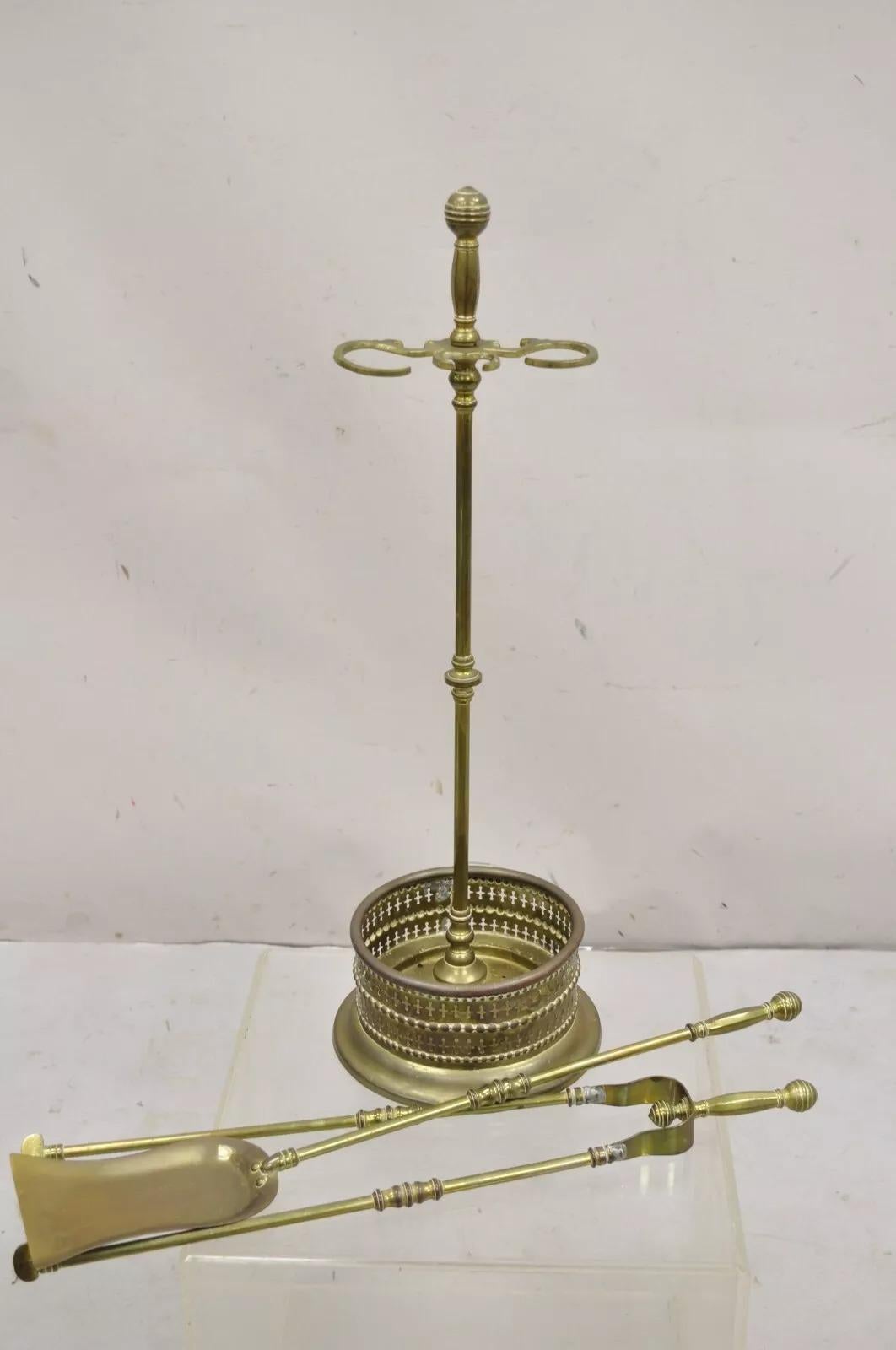 Antico set di utensili per caminetto in ottone Feder inglese con terminale a sfera - Set da 3 pezzi. L'offerta comprende (1) pala, (1) set di pinze, (1) supporto con base forata, tutti con finali a forma di palla d'alveare. Circa alla fine del XX