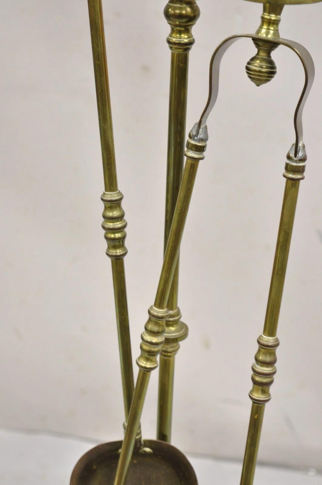 Sconosciuto Antico set di utensili per caminetto in ottone Feder inglese con terminale a sfera - Set da 3 pezzi in vendita