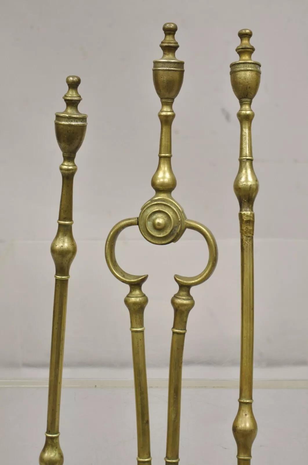 Set d'outils de cheminée (B) - 3 Pcs. Antique English Federal Sheraton Brass Urn Finial Fireplace Tool Set (B) - 3 Pcs. La liste comprend (1) tisonnier, (1) jeu de pinces, (1) pelle, construction en laiton massif, belle patine d'ancienneté. Vers la