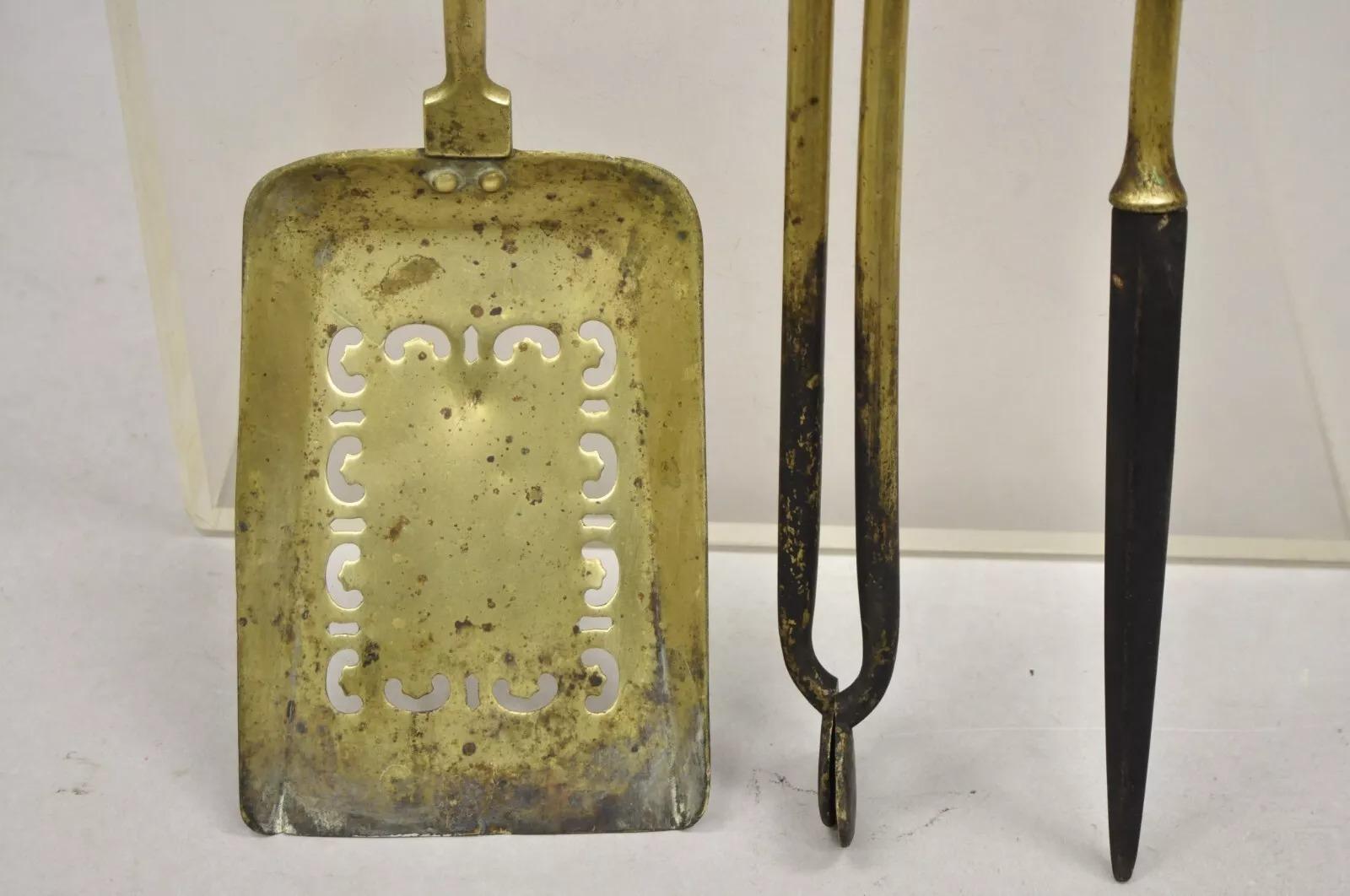 Antique English Federal Sheraton Brass Urn Finial Fireplace Tool Set (B) - 3 Pcs Bon état - En vente à Philadelphia, PA