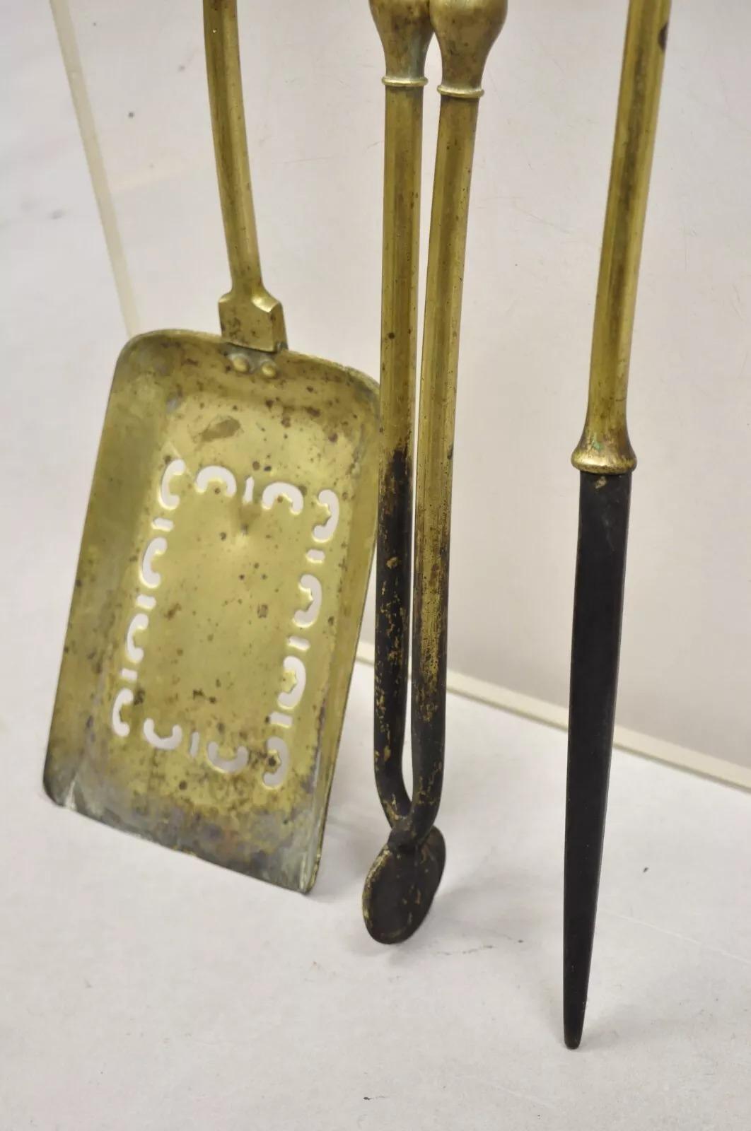 XIXe siècle Antique English Federal Sheraton Brass Urn Finial Fireplace Tool Set (B) - 3 Pcs en vente