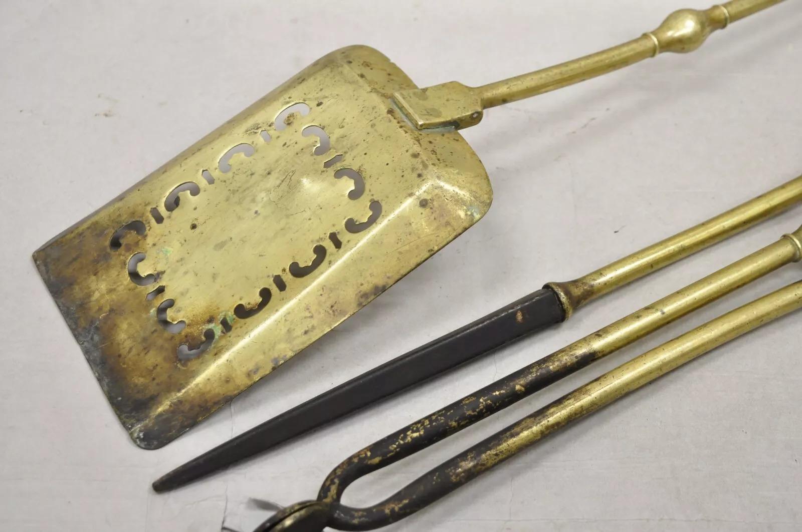 Antique English Federal Sheraton Brass Urn Finial Fireplace Tool Set (B) - 3 Pcs en vente 3