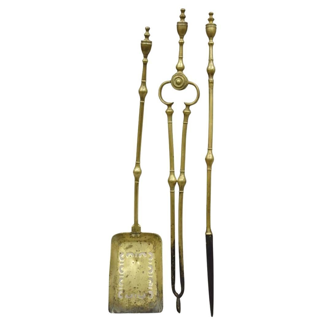 Antique English Federal Sheraton Brass Urn Finial Fireplace Tool Set (B) - 3 Pcs en vente