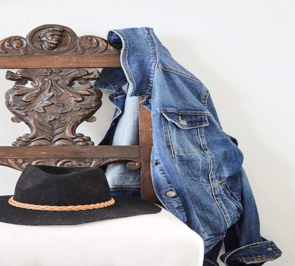 Antica sedia inglese in legno duro intagliato a mano. Cresta intagliata dai dettagli intricati, base e silhouette delle gambe a medaglione, perfettamente rivestita in puro lino bianco con accenti di testa di chiodo. Mostra una patina invecchiata