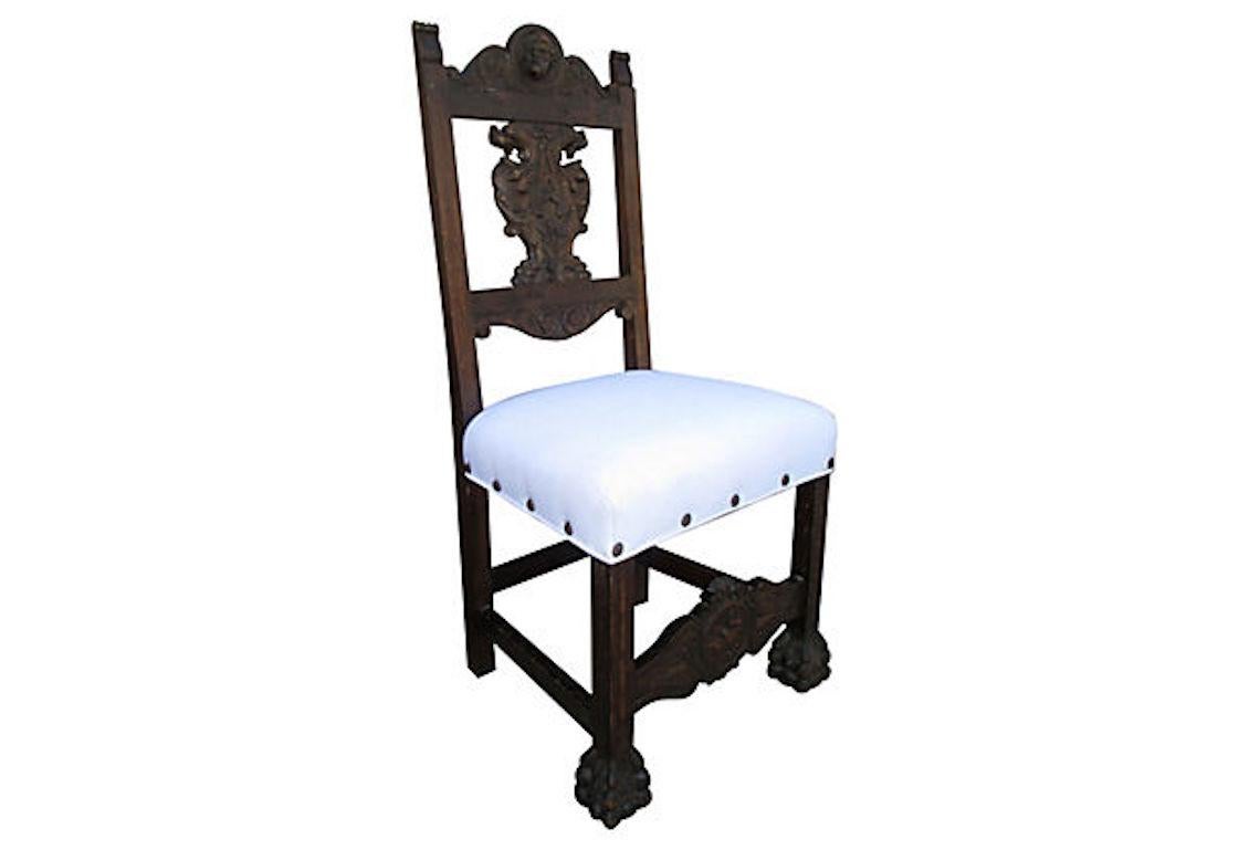Anglais Ancienne chaise anglaise figurative sculptée en noyer et lin blanc  en vente