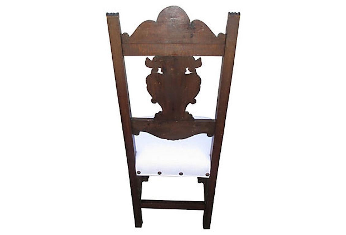 Sculpté à la main Ancienne chaise anglaise figurative sculptée en noyer et lin blanc  en vente