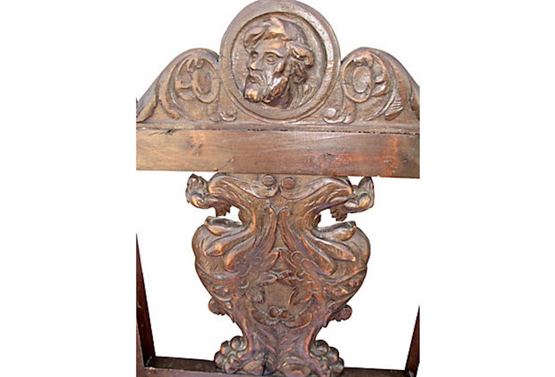 Lin Ancienne chaise anglaise figurative sculptée en noyer et lin blanc  en vente