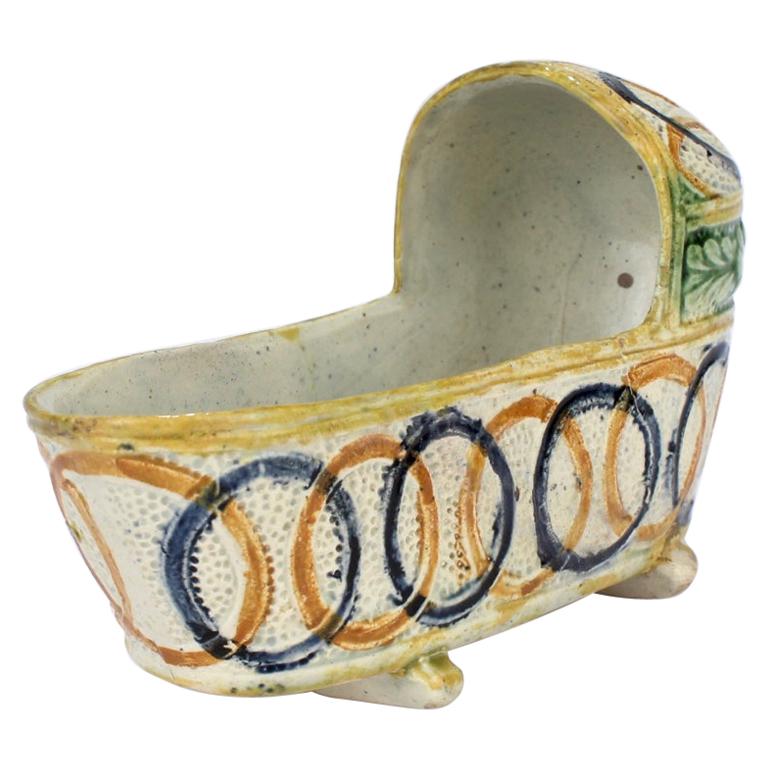 Ancien berceau anglais figuratif en poterie Staffordshire ou Prattware en vente