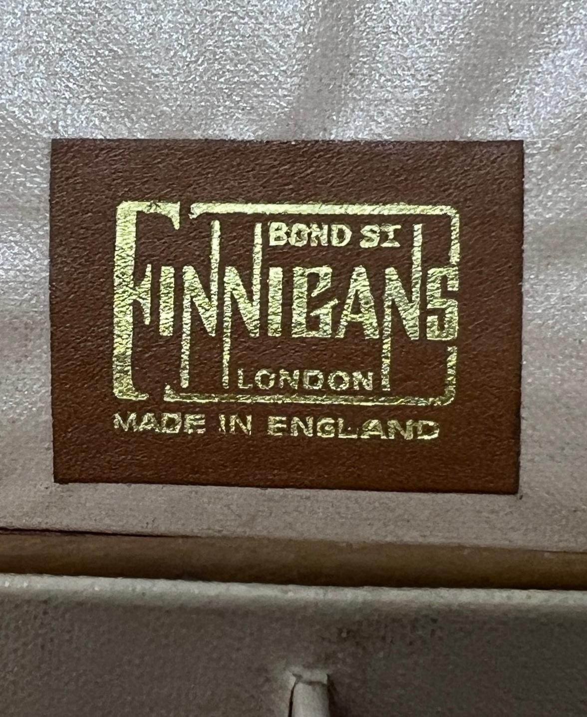 Ancien boîtier anglais de boissons et de jeux en cuir ajusté «innigan's », vers 1920-1930 en vente 2