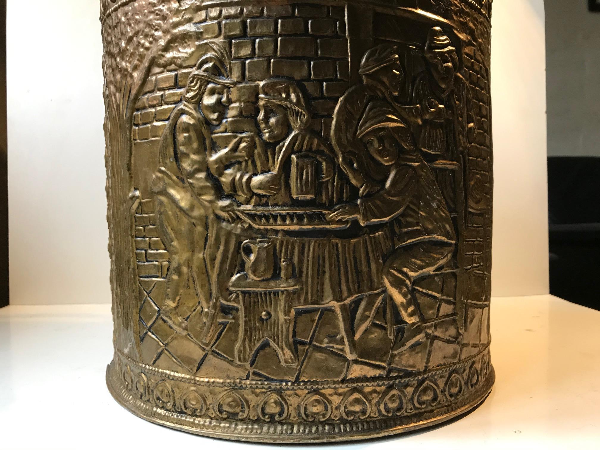Antique English Fireplace Bucket in Embossed Brass In Good Condition In Esbjerg, DK