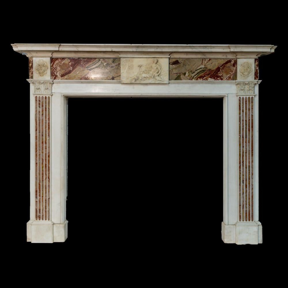 Une extraordinaire cheminée néoclassique anglaise richement détaillée, datant du début du XIXe siècle, vers 1820-1830, réalisée en marbre Statuario italien lumineux et ornée de plaques de Jaspe finement sculptées. Cette composition rare et royale