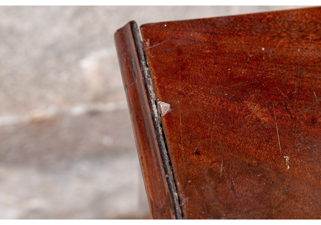 Antike englische Kommode aus geflammtem Mahagoni für die Restaurierung im Zustand „Starke Gebrauchsspuren“ im Angebot in Bridgeport, CT