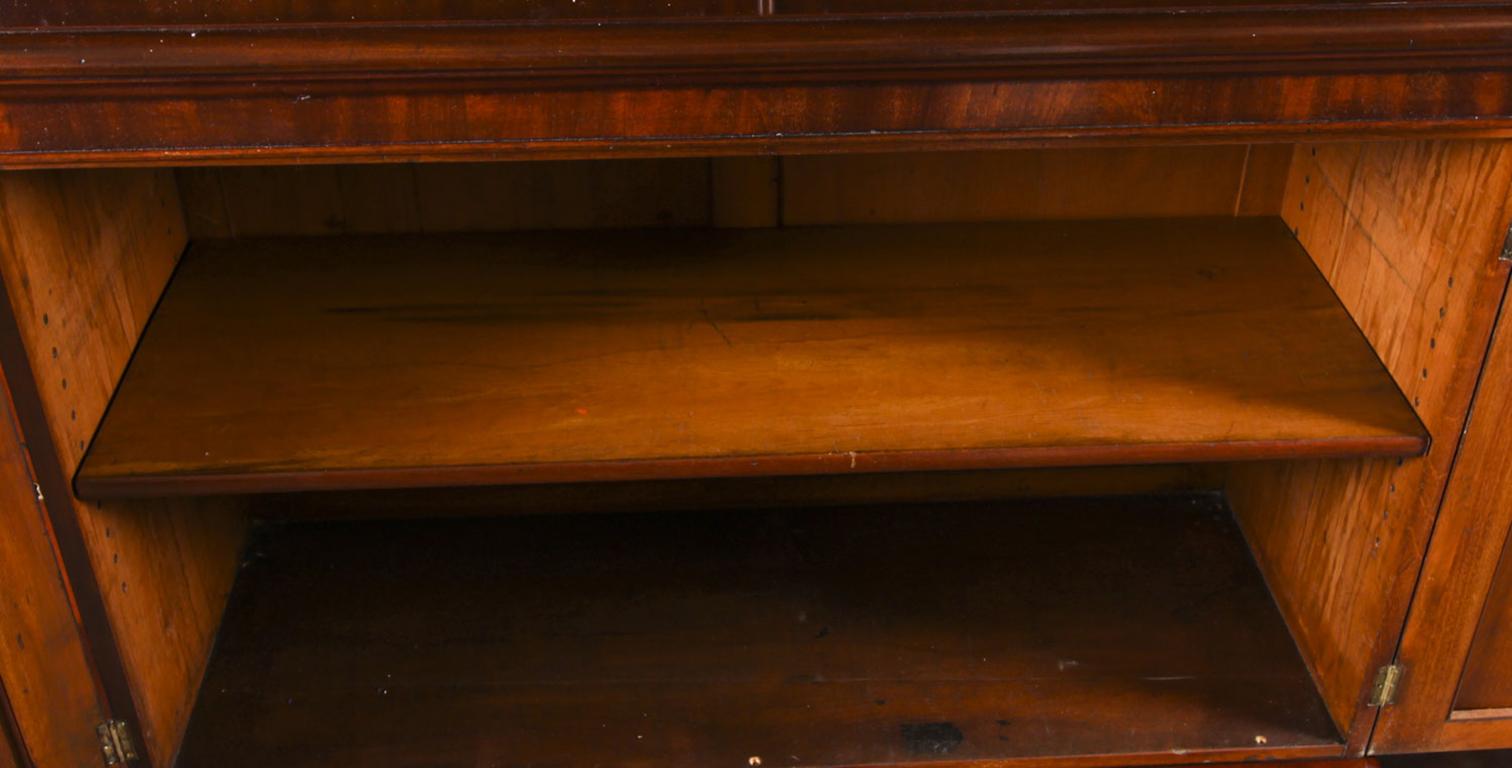 Antique English Flame Mahogany Library Breakfront Bookcase, 19th Century In Good Condition In London, GB