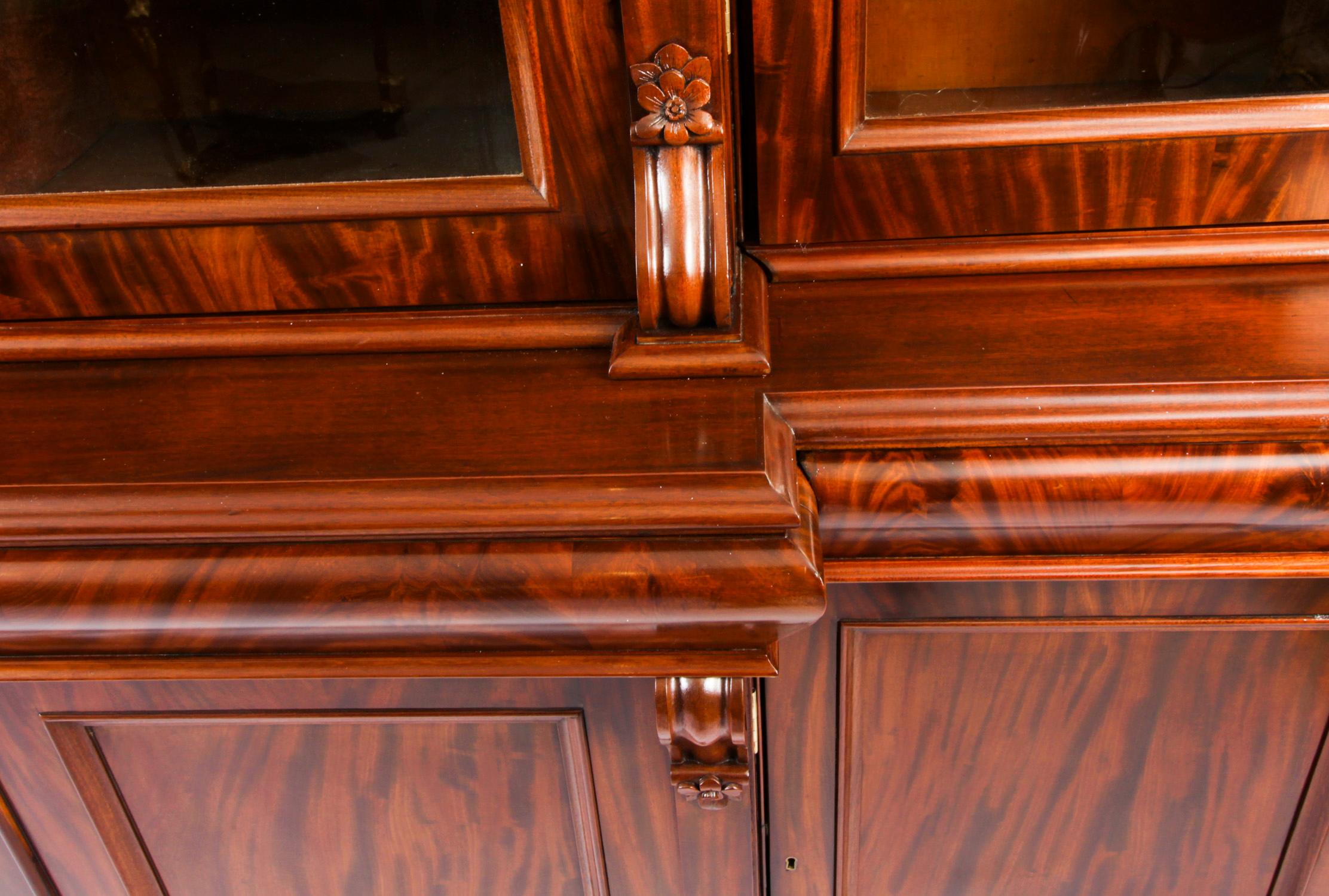 Antique English Flame Mahogany Library Breakfront Bookcase 19th C In Good Condition In London, GB