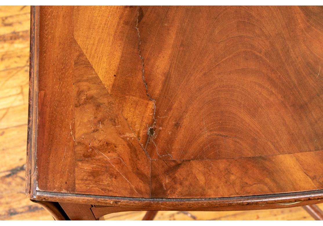 Un beau Pembroke ancien avec un beau grain de bois et des feuilles tombantes en forme de papillon. Avec un dessus et des feuilles en bandeau et un tiroir en frise avec une fine tirette en laiton. Il repose sur de hauts pieds carrés à roulettes, avec
