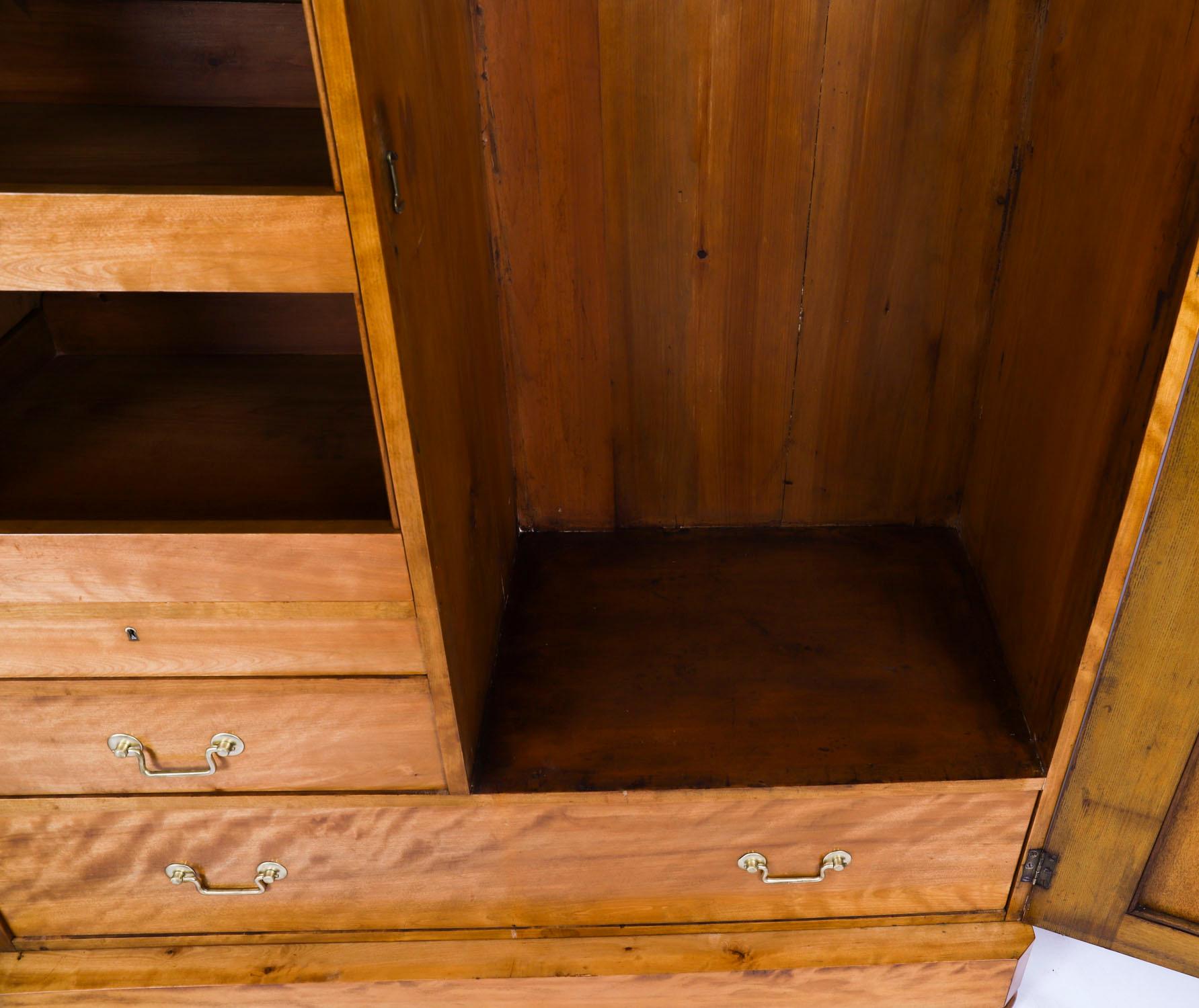 Armario antiguo inglés de dos puertas de madera satinada Siglo XIX en venta 7