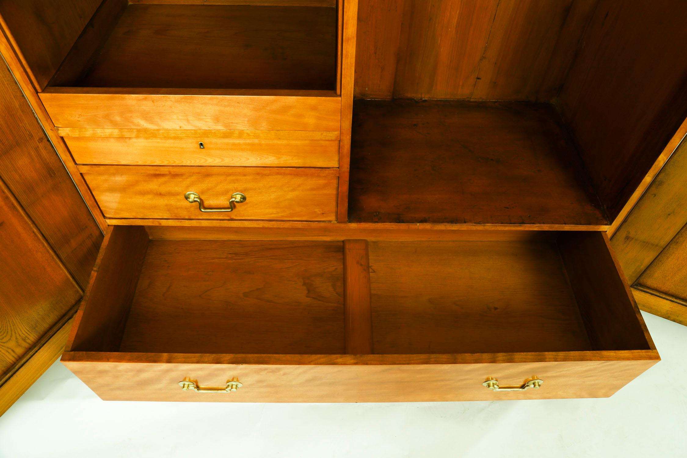 Armario antiguo inglés de dos puertas de madera satinada Siglo XIX en venta 9